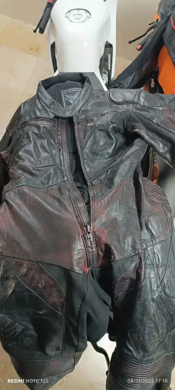 لباس موتورسواری|لباس|اصفهان, سرچشمه|دیوار