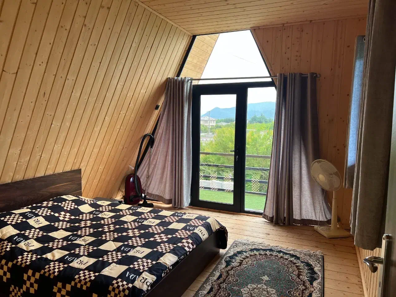 ویلا سوئیسی مدرن دوخواب|اجارهٔ کوتاهمدت ویلا و باغ|شاندرمن, |دیوار