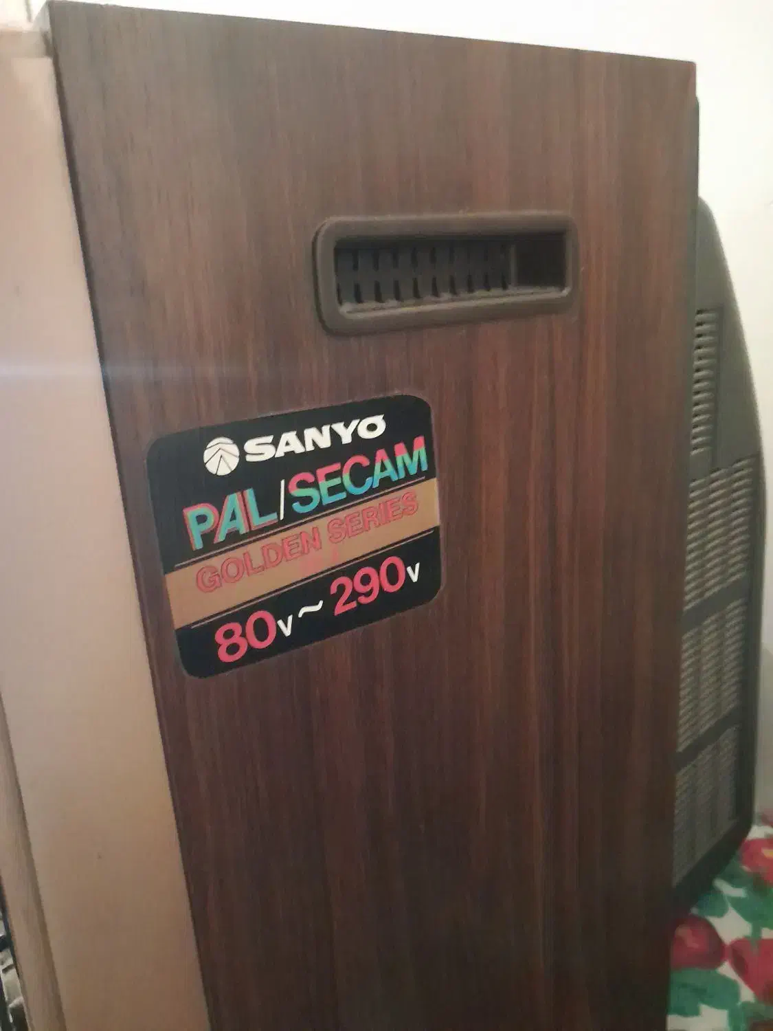 تلویزیون رنگی قدیمی|کلکسیون اشیاء عتیقه|مشکیندشت, |دیوار