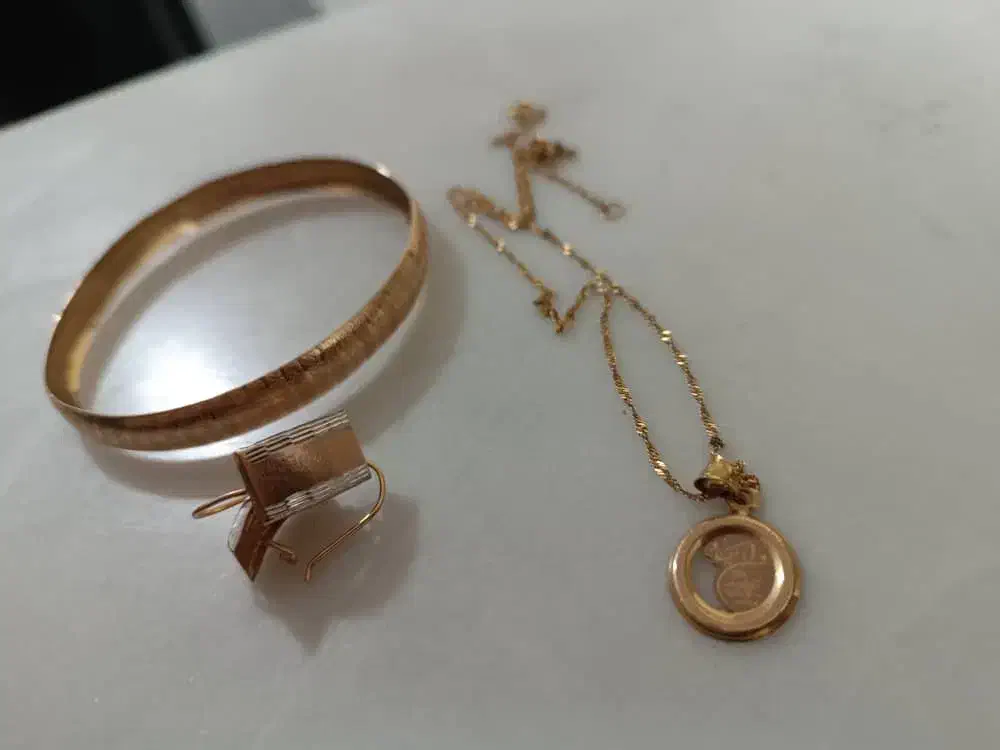 مقداری طلا|جواهرات|الیگودرز, |دیوار