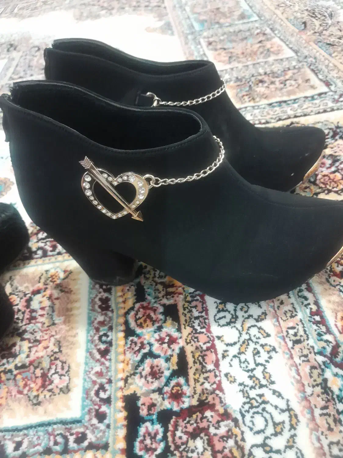 پوتین سالم|کیف، کفش، کمربند|خلخال, |دیوار