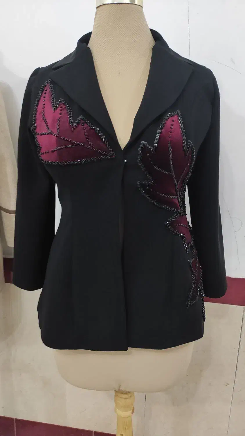 ملکه مجلس باش|لباس|ملکان, |دیوار