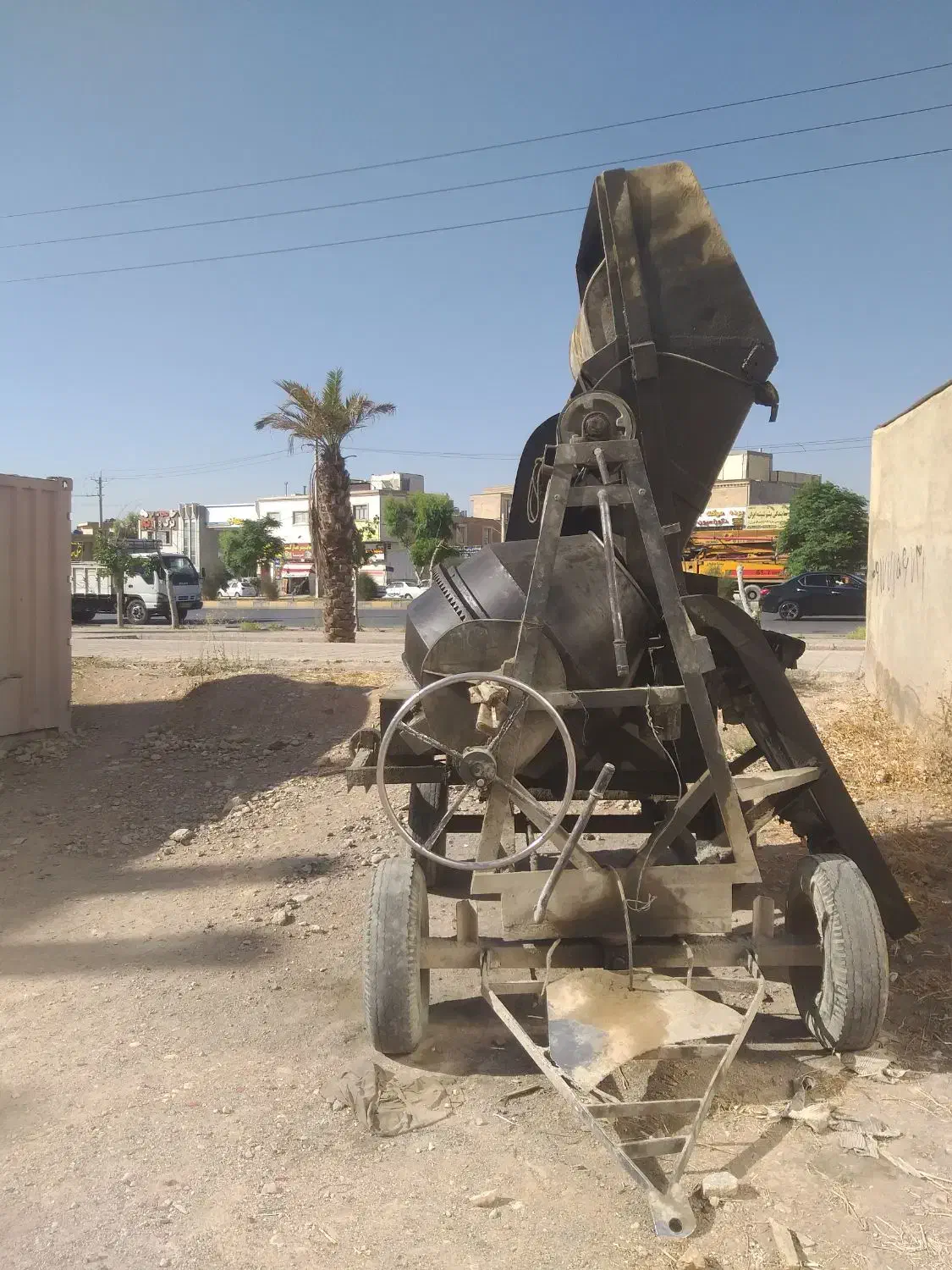 بتن ریزی با دستگاه خلاطه دیزلی|خدمات پیشه و مهارت|شیراز, شهرک والفجر|دیوار