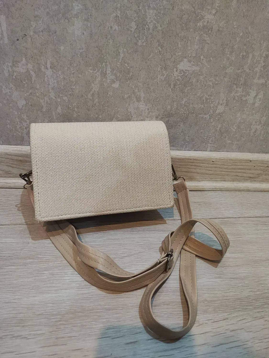 کیف|کیف، کفش، کمربند|رشت, کوی جام جم|دیوار