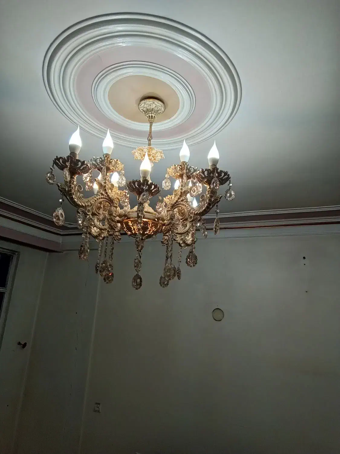 لوستر و آویز|لوستر و چراغ آویز|قدس, شهر‌قدس|دیوار