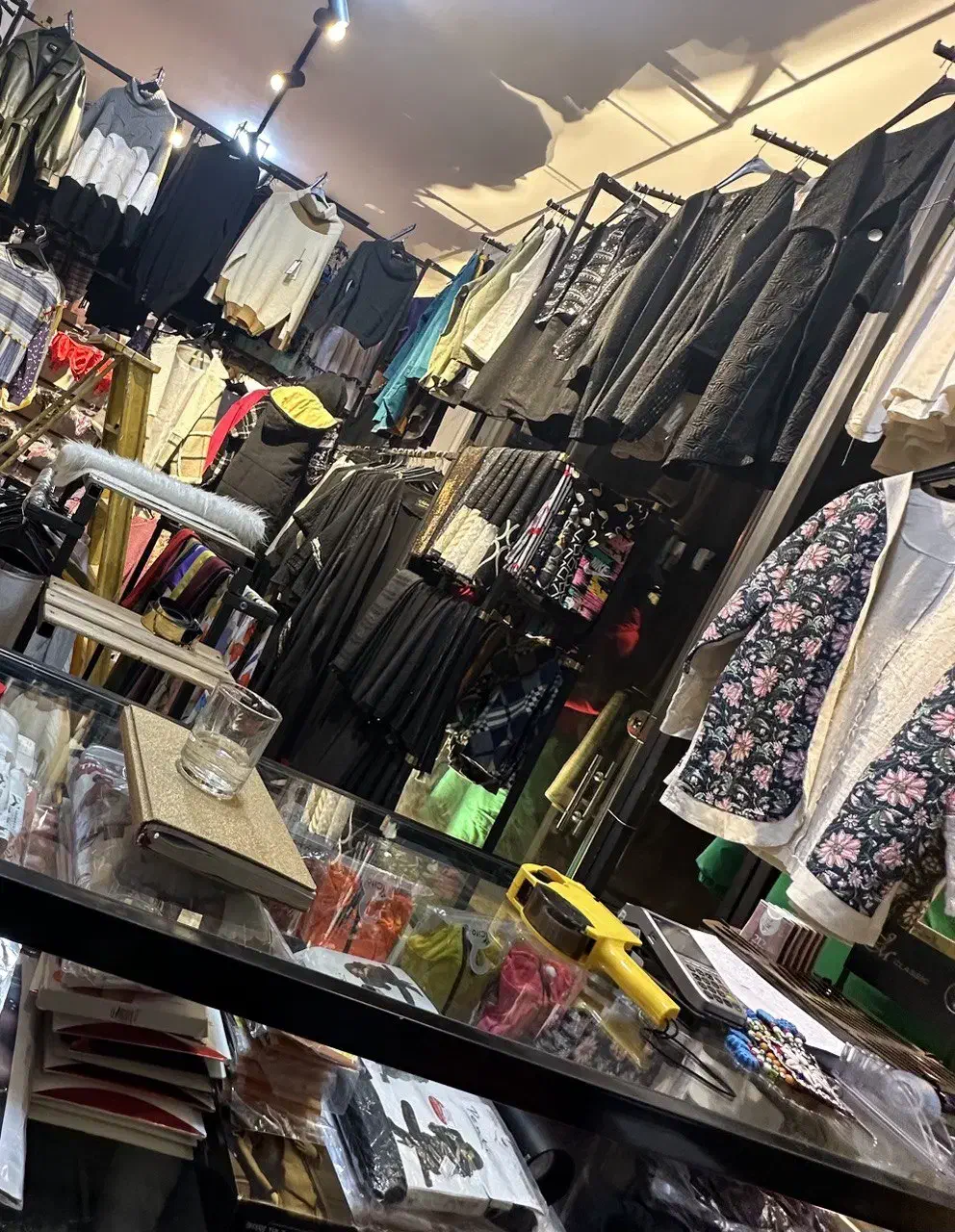 فروش لوازم و اجناس مغازه پوشاکی به دلیل مهاجرت|حراج|خمینی‌شهر, |دیوار