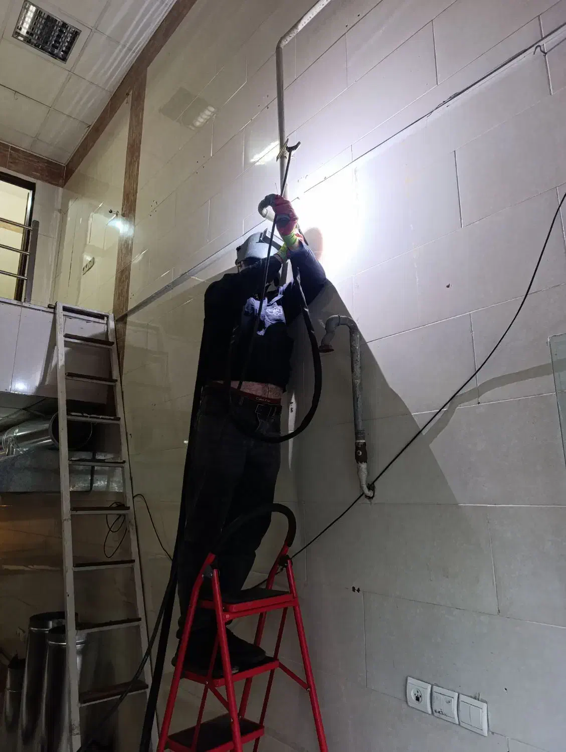 تاسیسات لوله کشی آب.برقکاری.لوله کشی گاز|خدمات پیشه و مهارت|اندیشه, اندیشه فاز ۱|دیوار