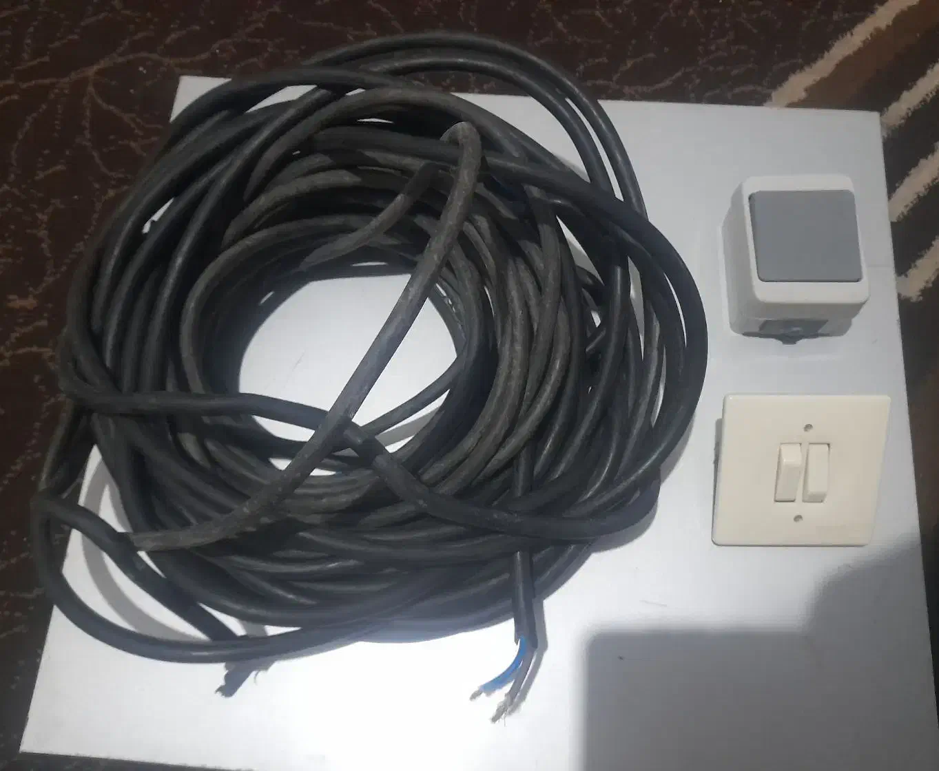 ۱۸متر کابل برق مسی ۲.۵ ×۲ بهمراه ۱۰تا پریز وکلید|سایر لوازم برقی|شیراز, حومه شیراز|دیوار