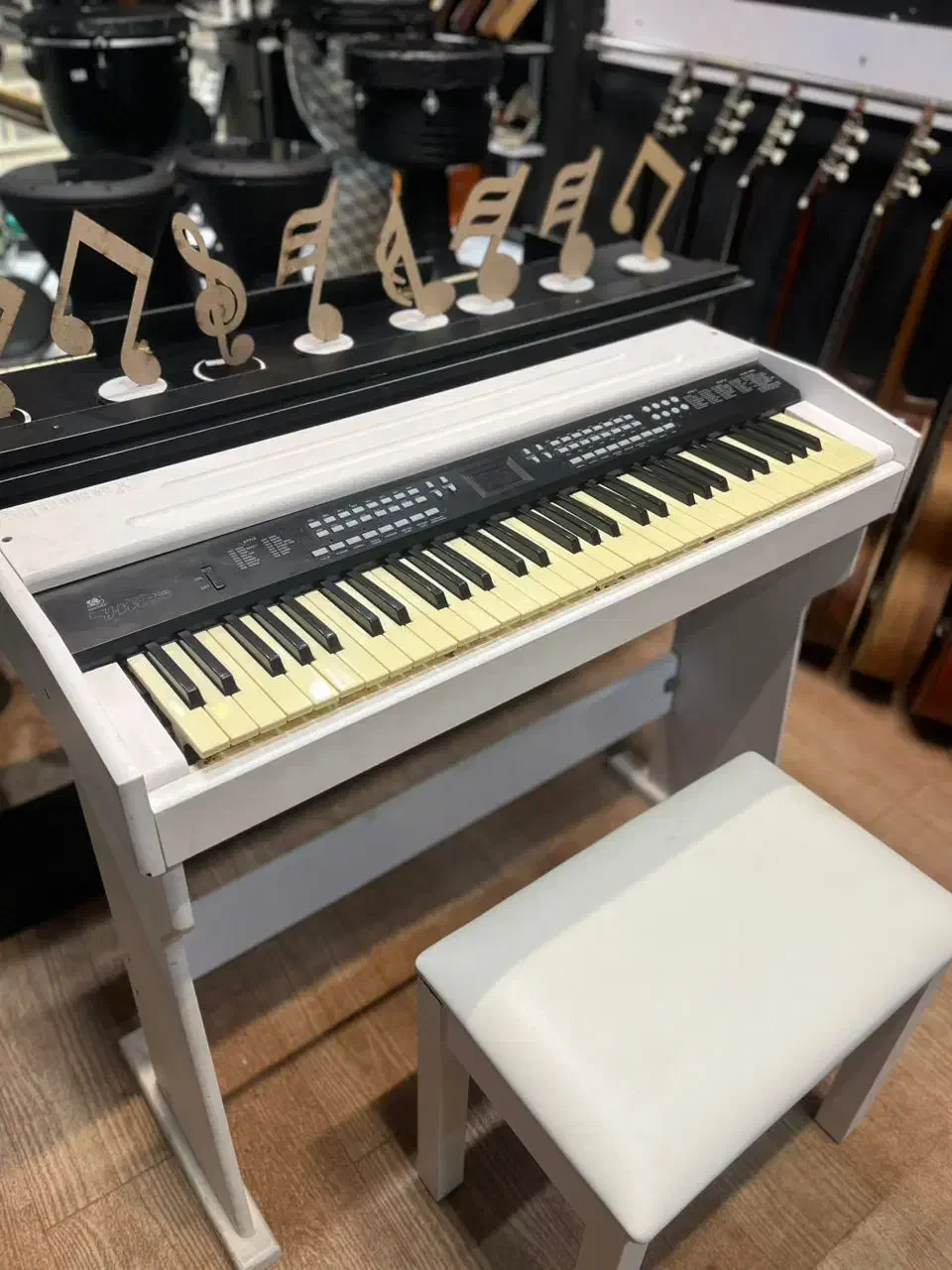 پیانو دیجیتال یانگ می همراه با میز و صندلی|پیانو، کیبورد، آکاردئون|لاهیجان, انقلاب|دیوار