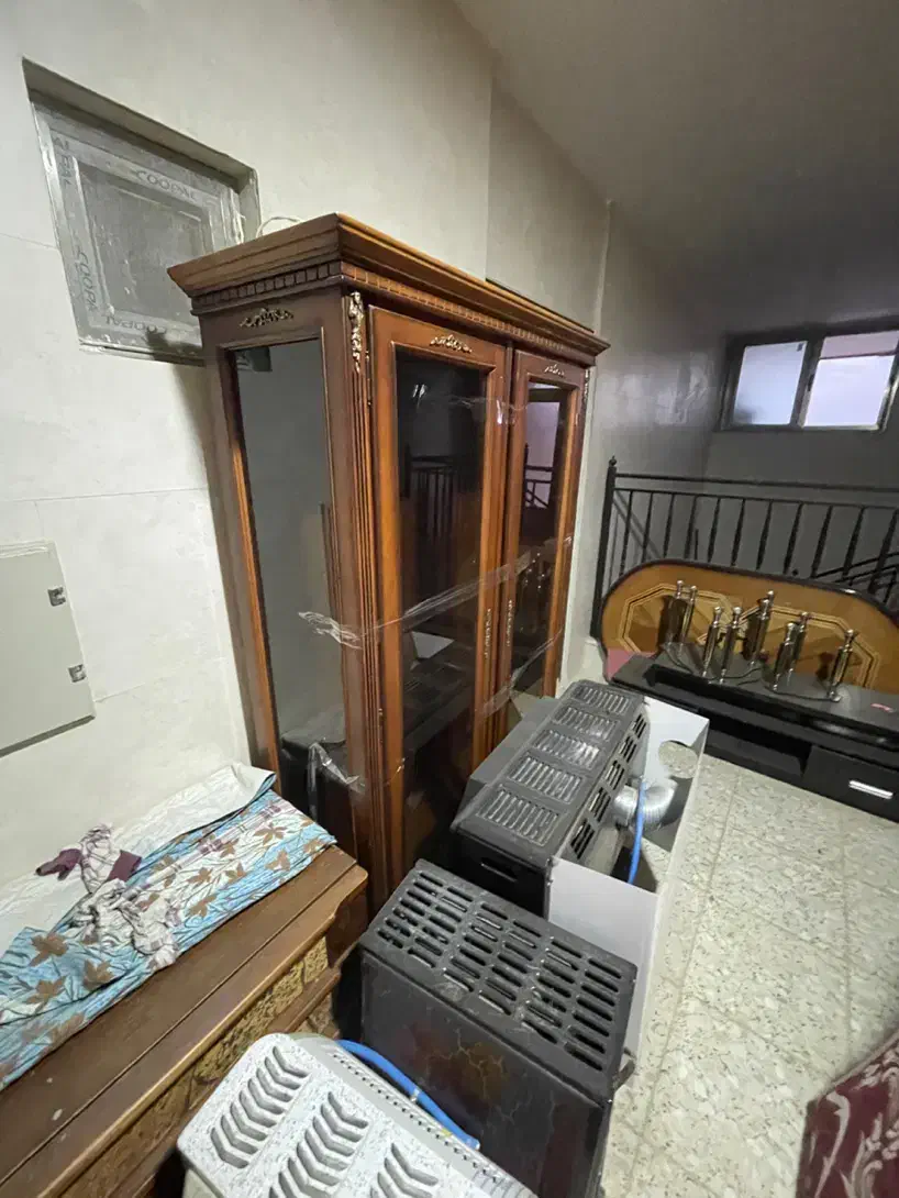 مقداری اثاثیه منزل|مبلمان خانگی و میز عسلی|پیر بکران, |دیوار