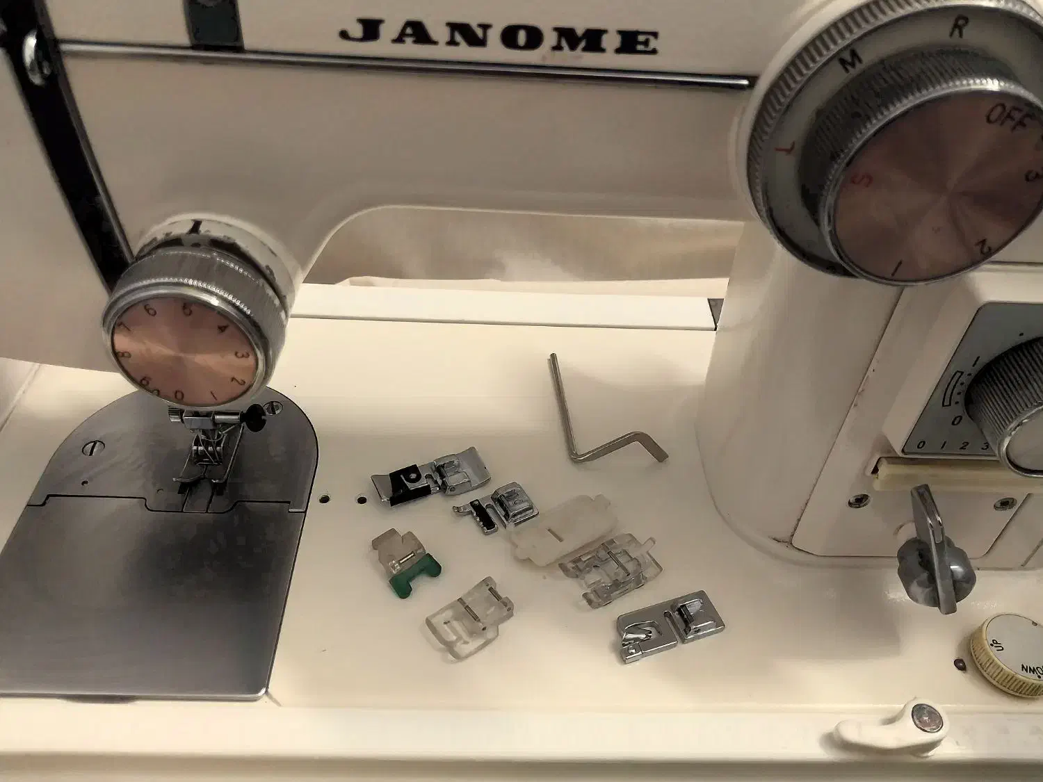 چرخ خیاطی ژانونه 802|چرخ خیاطی و ریسندگی|قم, عمار یاسر|دیوار