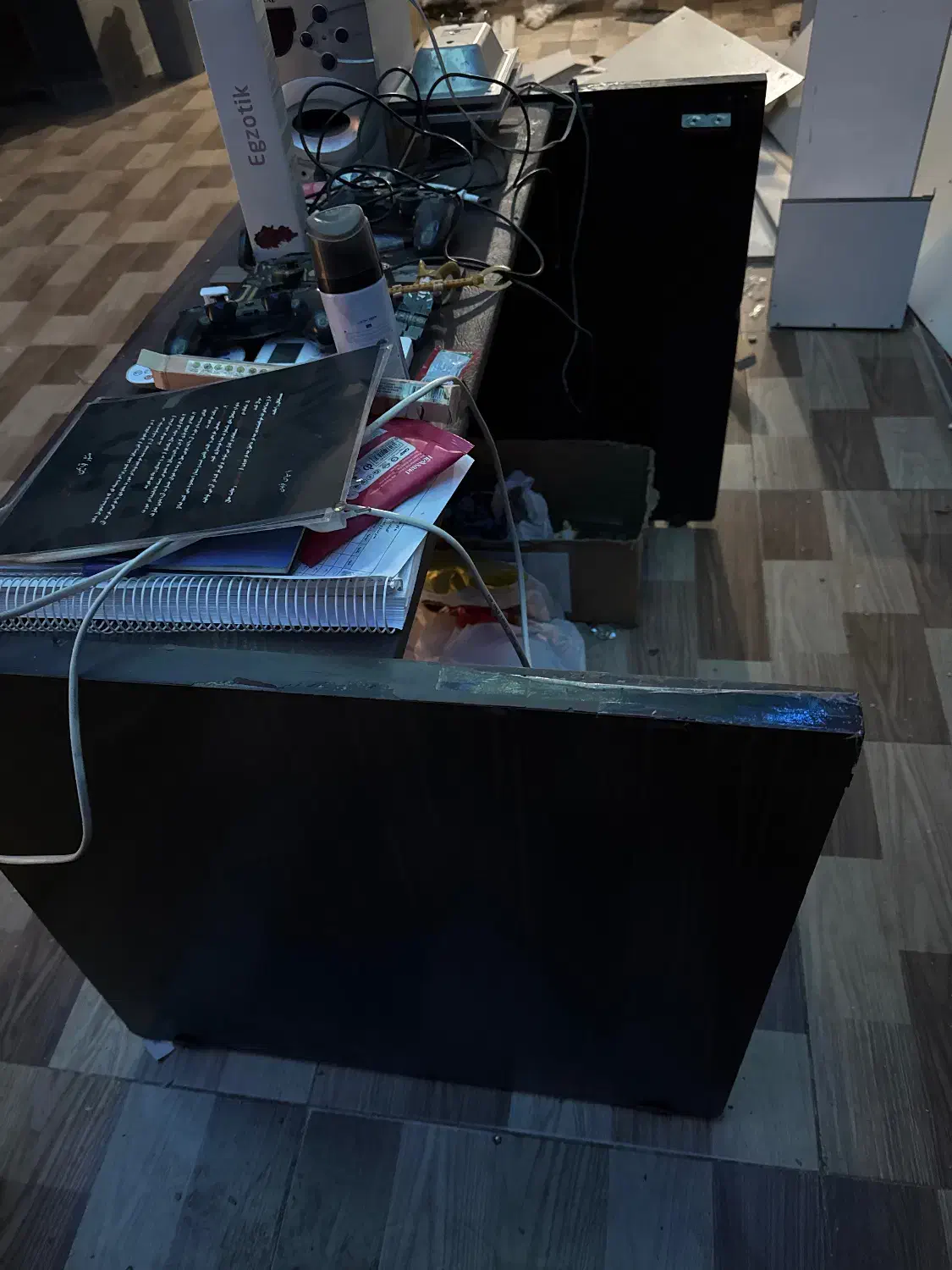 یک عدد میز اداری|مبلمان اداری|رشت, قاسمیه|دیوار