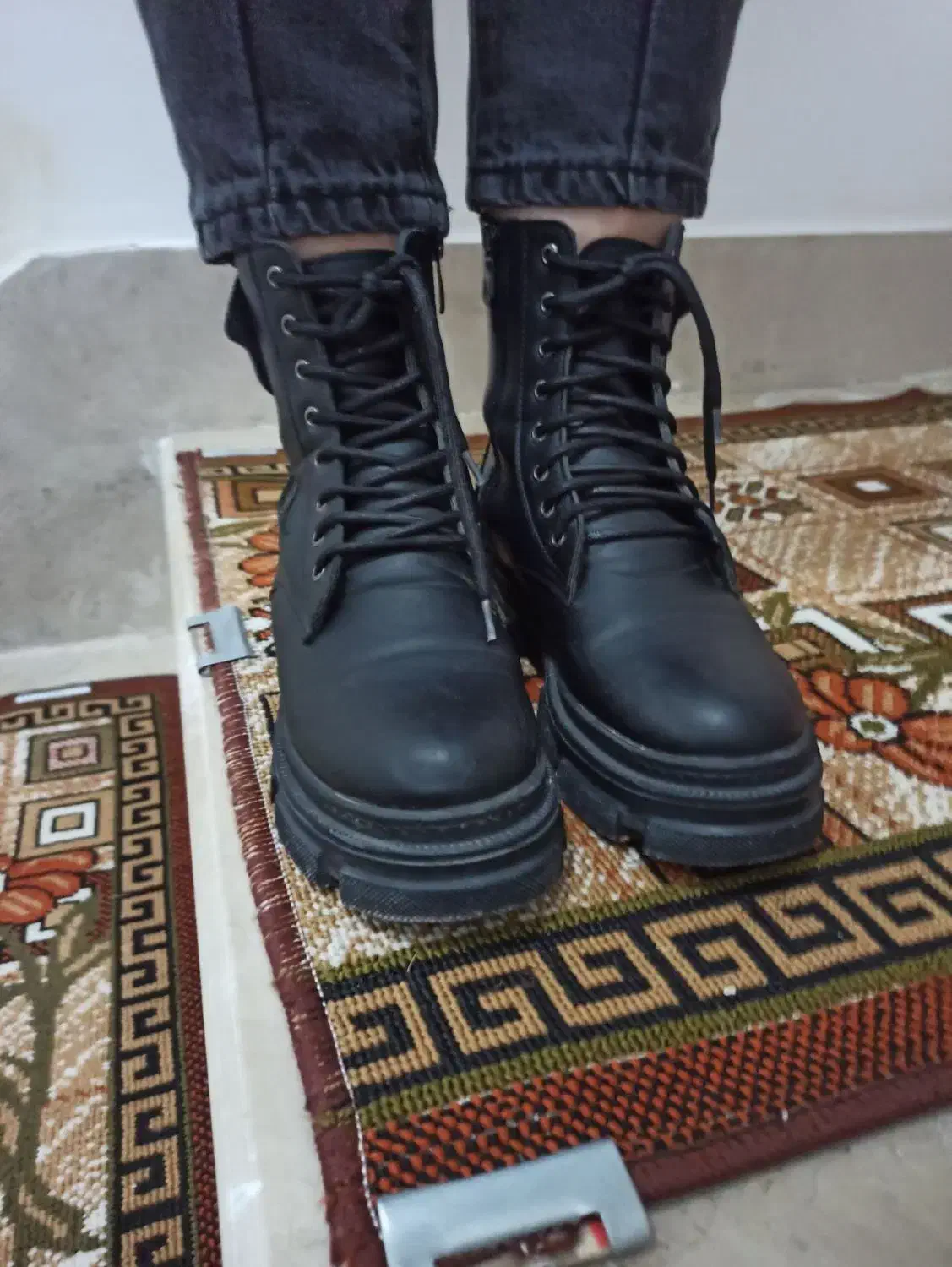 کفش نو|کیف، کفش، کمربند|قم, هنرستان|دیوار