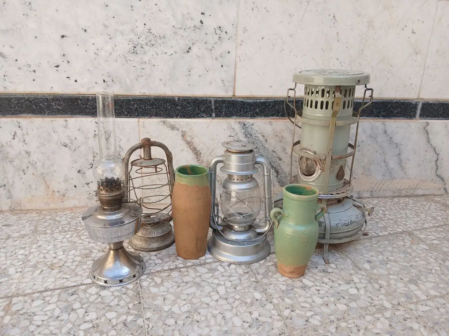 چراغ علاءالدین وغیره|کلکسیون اشیاء عتیقه|کاشان, باغچه فیض|دیوار