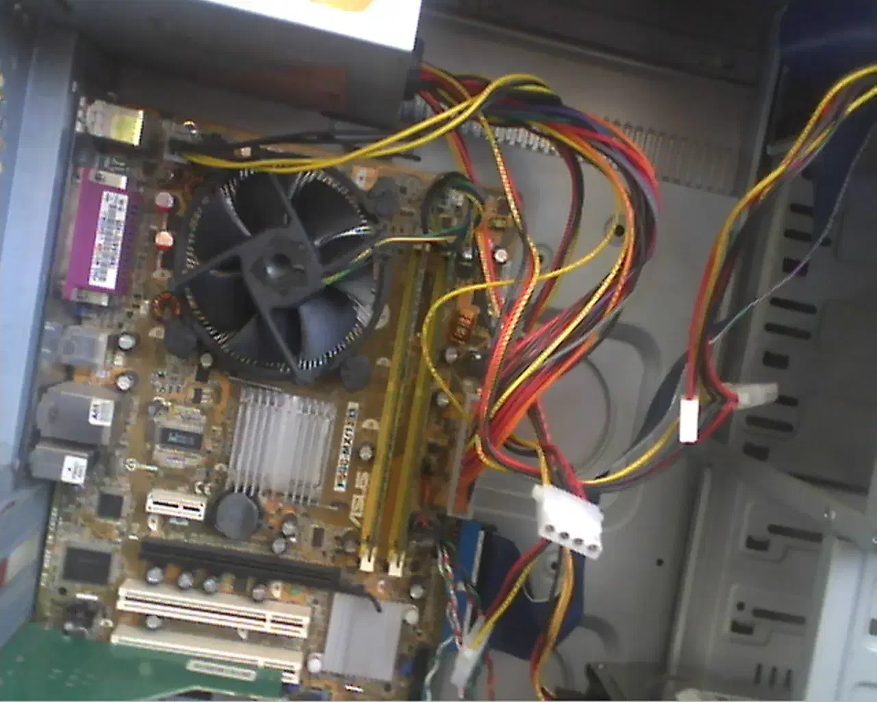 مانیتور---کیس کامپیوتر|قطعات و لوازم جانبی رایانه|بروجرد, |دیوار