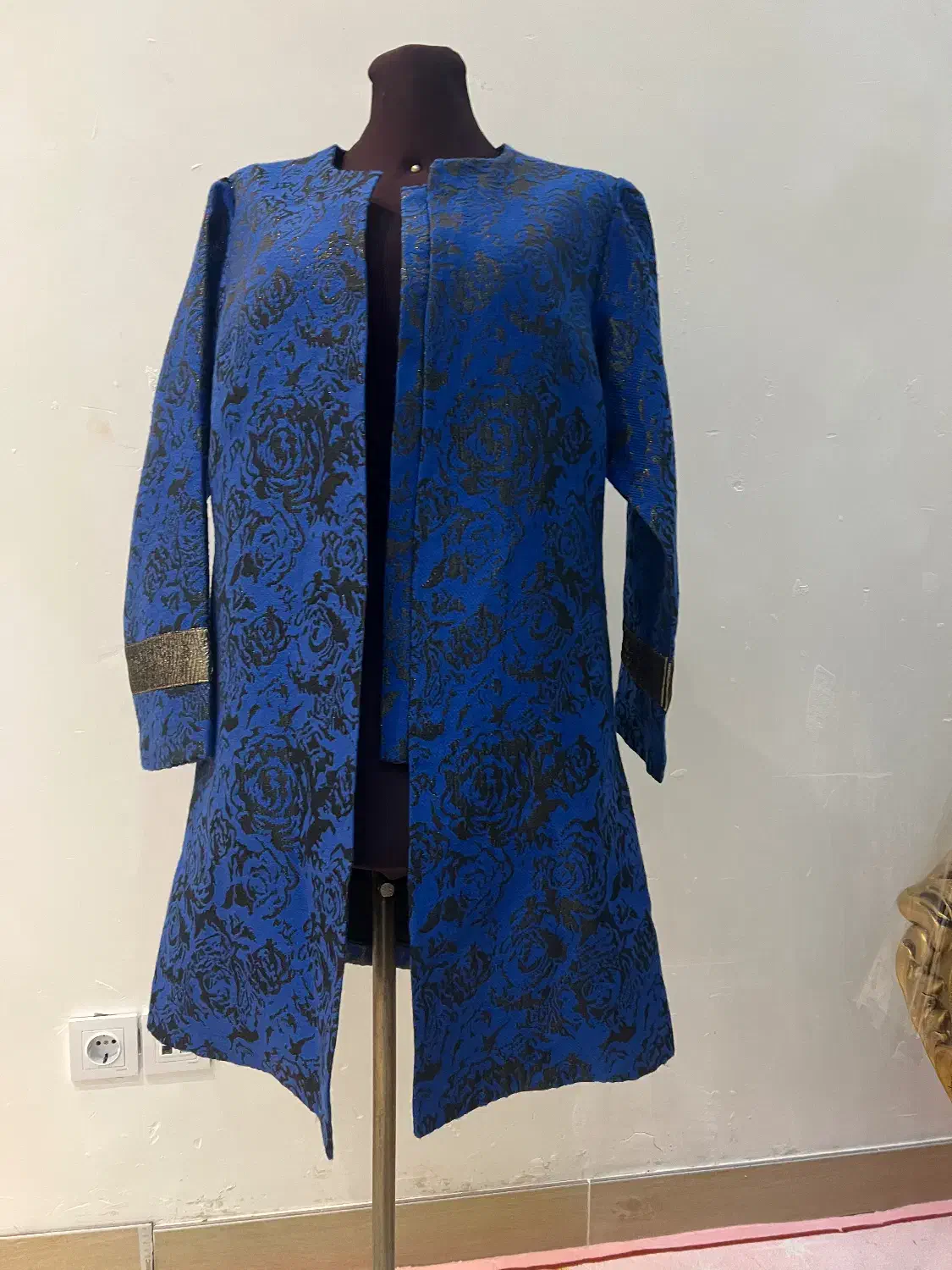 کت آبی|لباس|شهریار, شهریار|دیوار