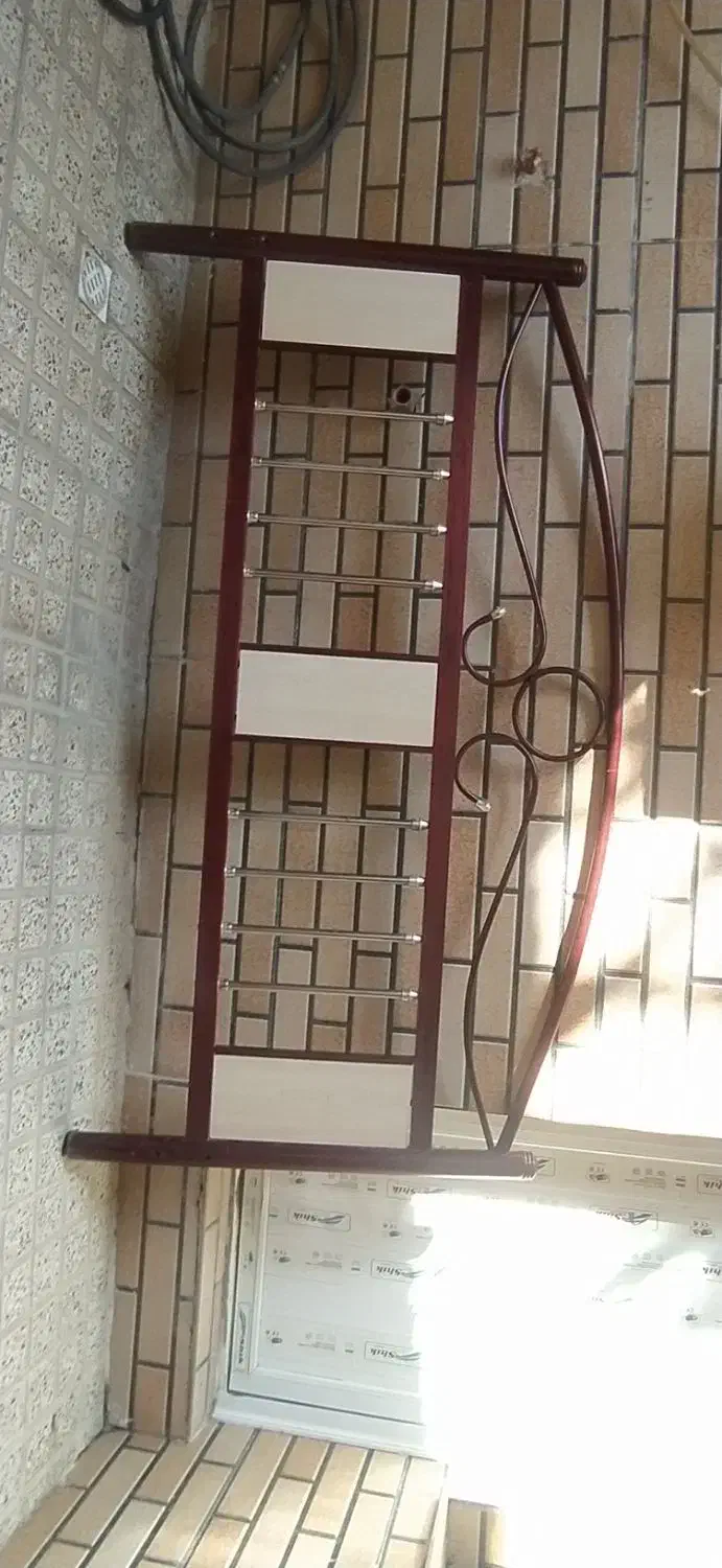 تخت دونفره فرفوژه آلبالویی رنگ|تخت و سرویس خواب|فلاورجان, |دیوار