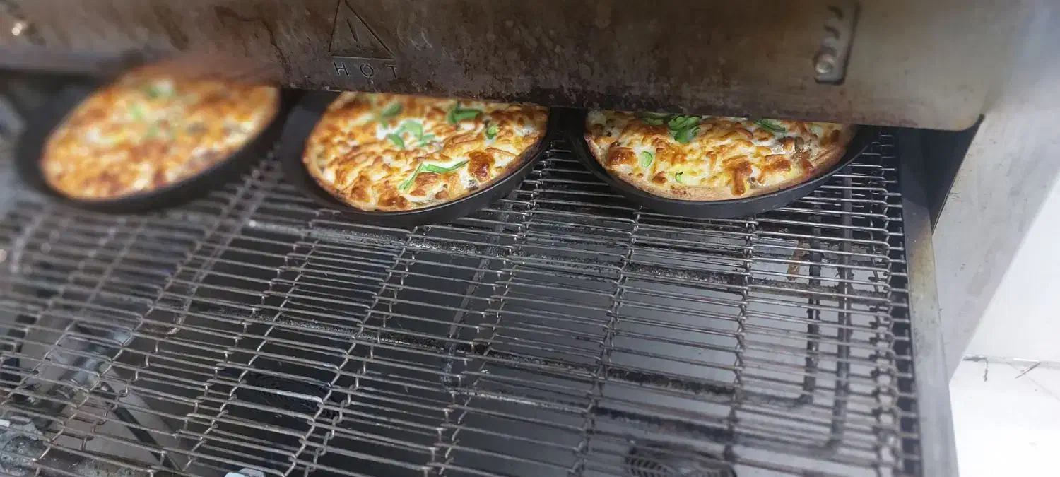 پیتزا زن ساندویچ زن ،کارگر ساده،پیک موتوری|استخدام خدمات فروشگاه و رستوران|تهران, گلستان (شهرک راه آهن)|دیوار