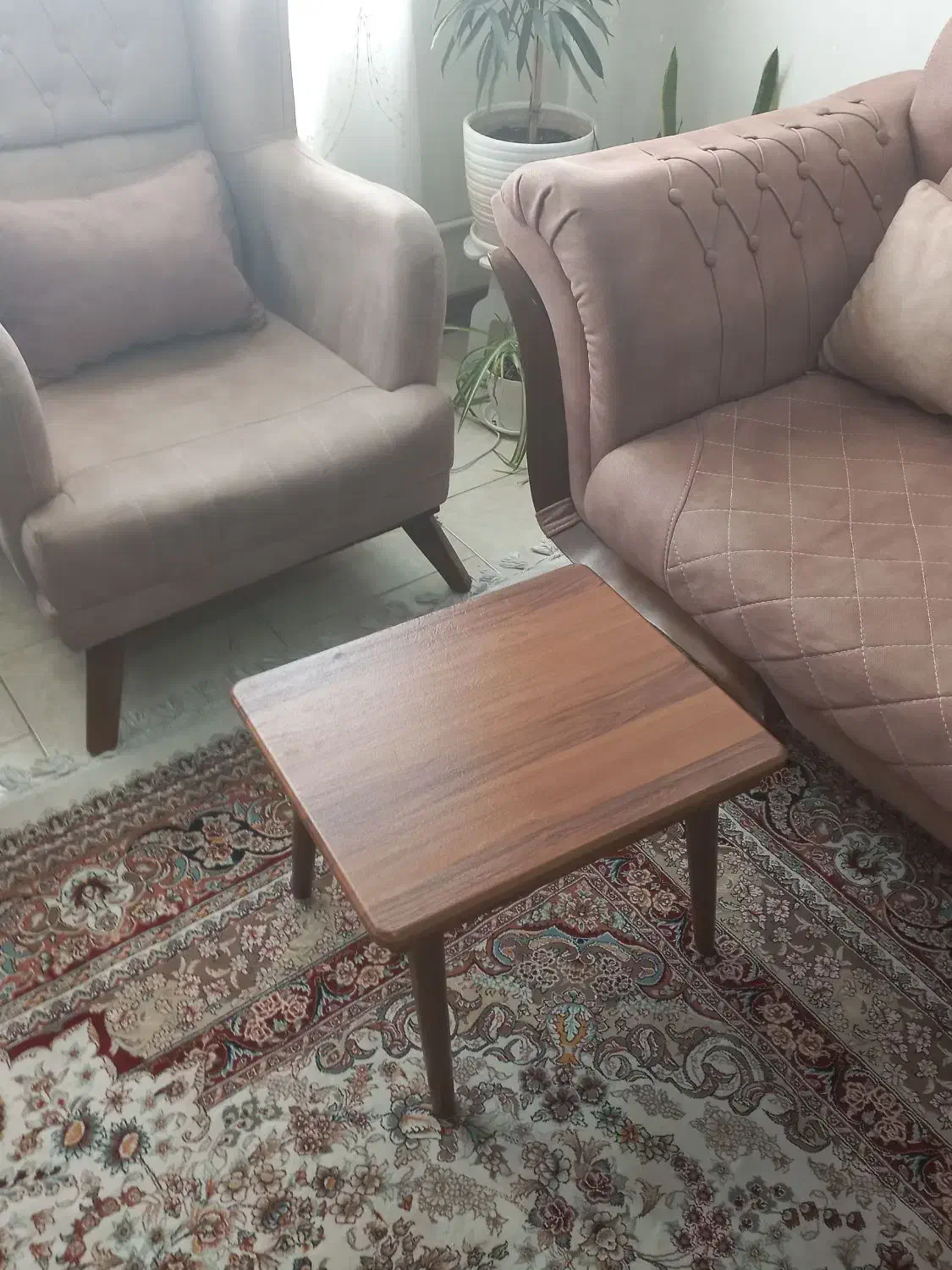 نیم ست ۴ نفره همراه با میز عسلی بسیار تمیز|مبلمان خانگی و میز عسلی|پاکدشت, شهرک امام رضا|دیوار