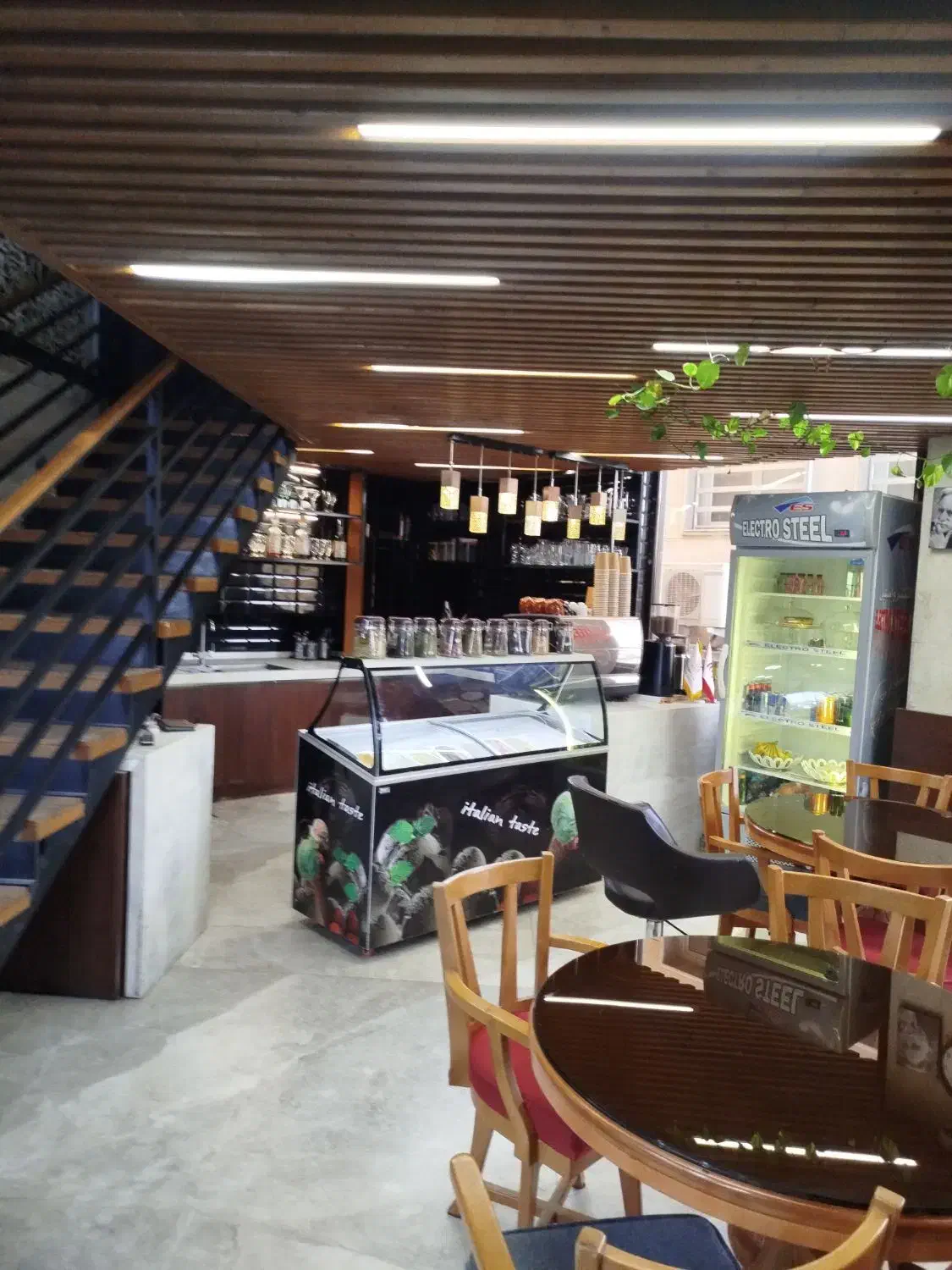 باریستاا حد اقل با ۶ماه سابقه کار  شیفت بعد از ظهر|استخدام خدمات فروشگاه و رستوران|قم, صفائیه|دیوار