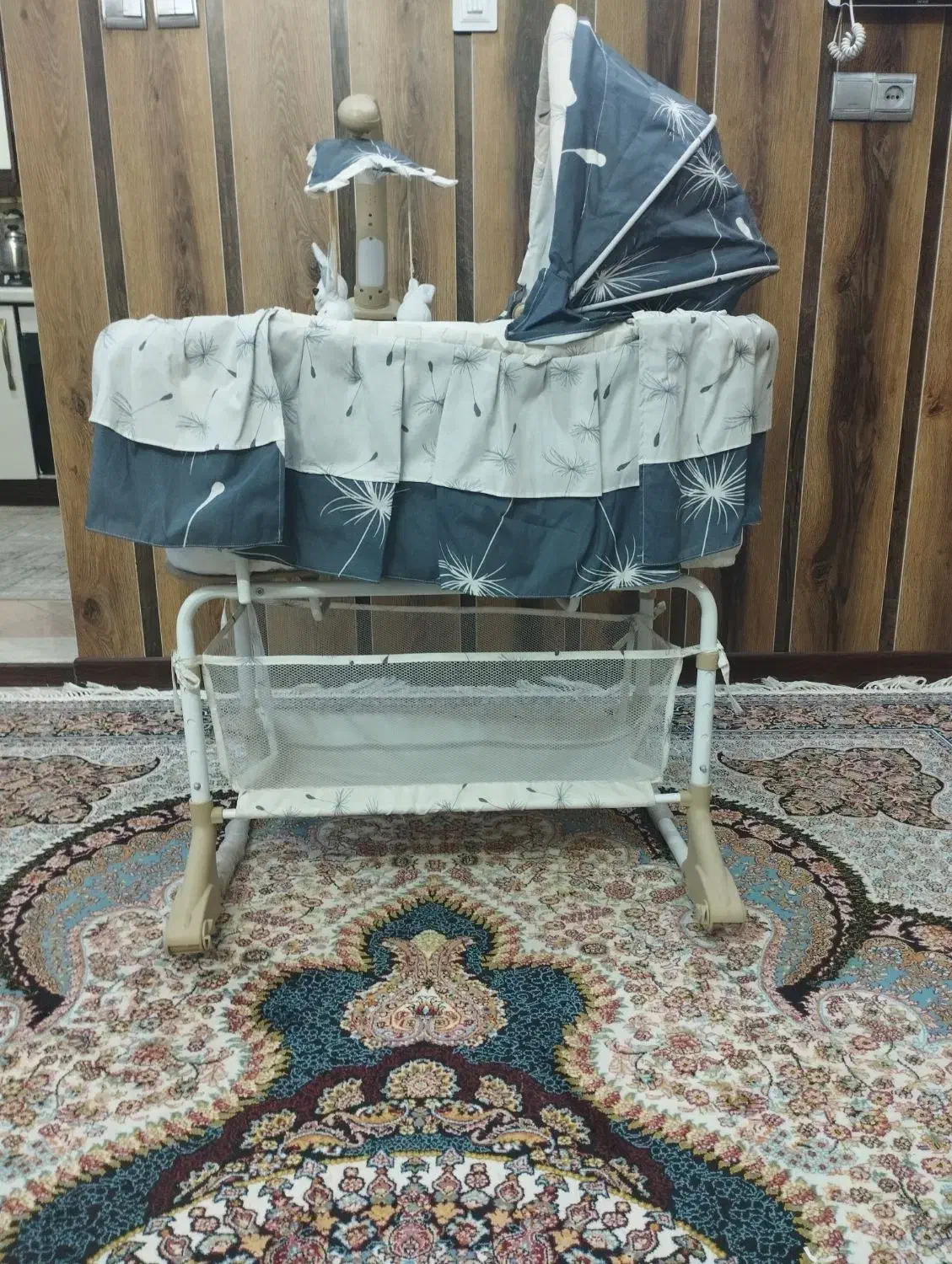 گهواره موزیکال در حد نو|تخت و صندلی بچه|یزد, |دیوار