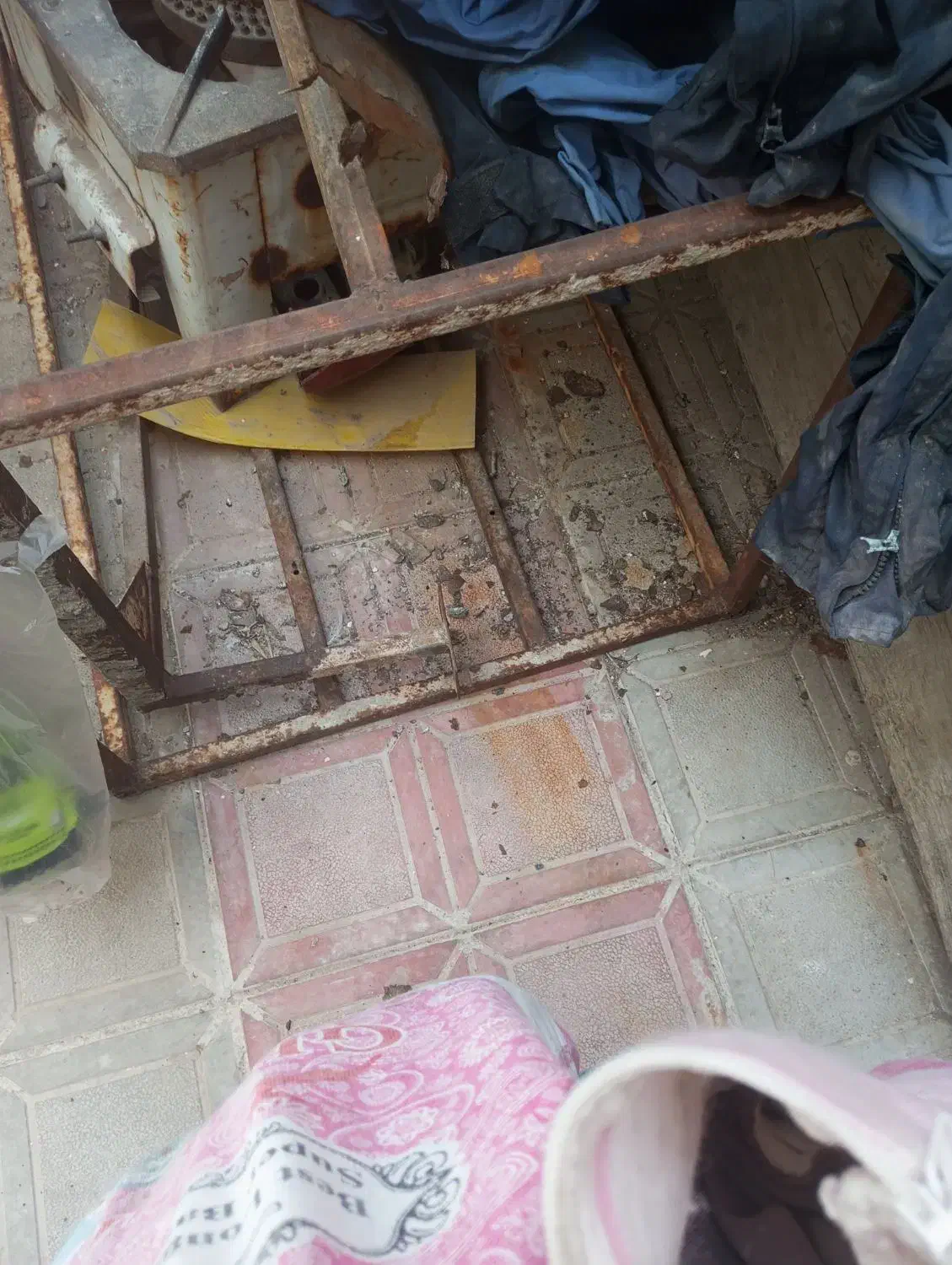 چهار پایه آهنی|صندلی و نیمکت|مشهد, تلگرد|دیوار