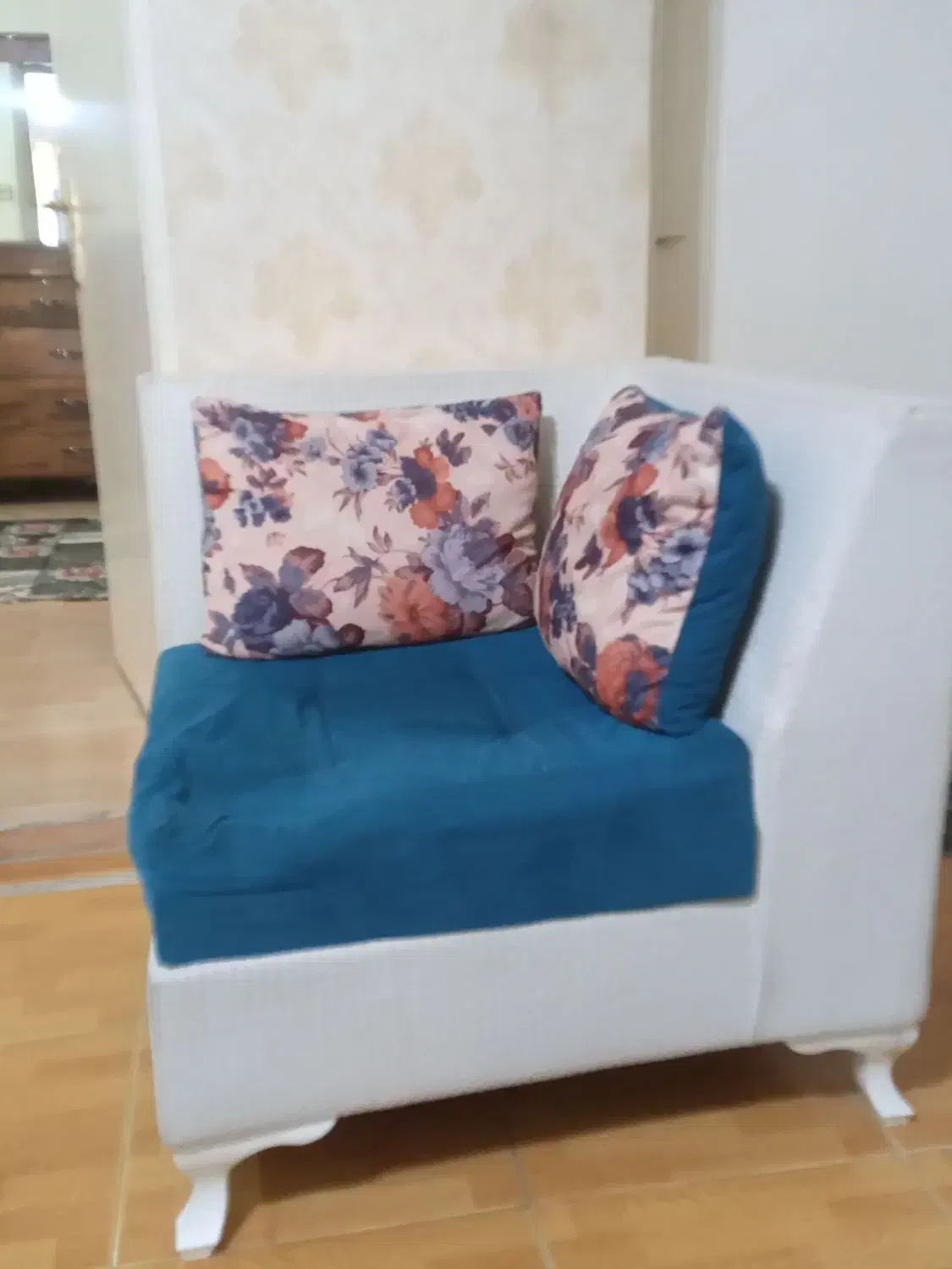 یک دست مبل|مبلمان خانگی و میز عسلی|رشت, جماران|دیوار