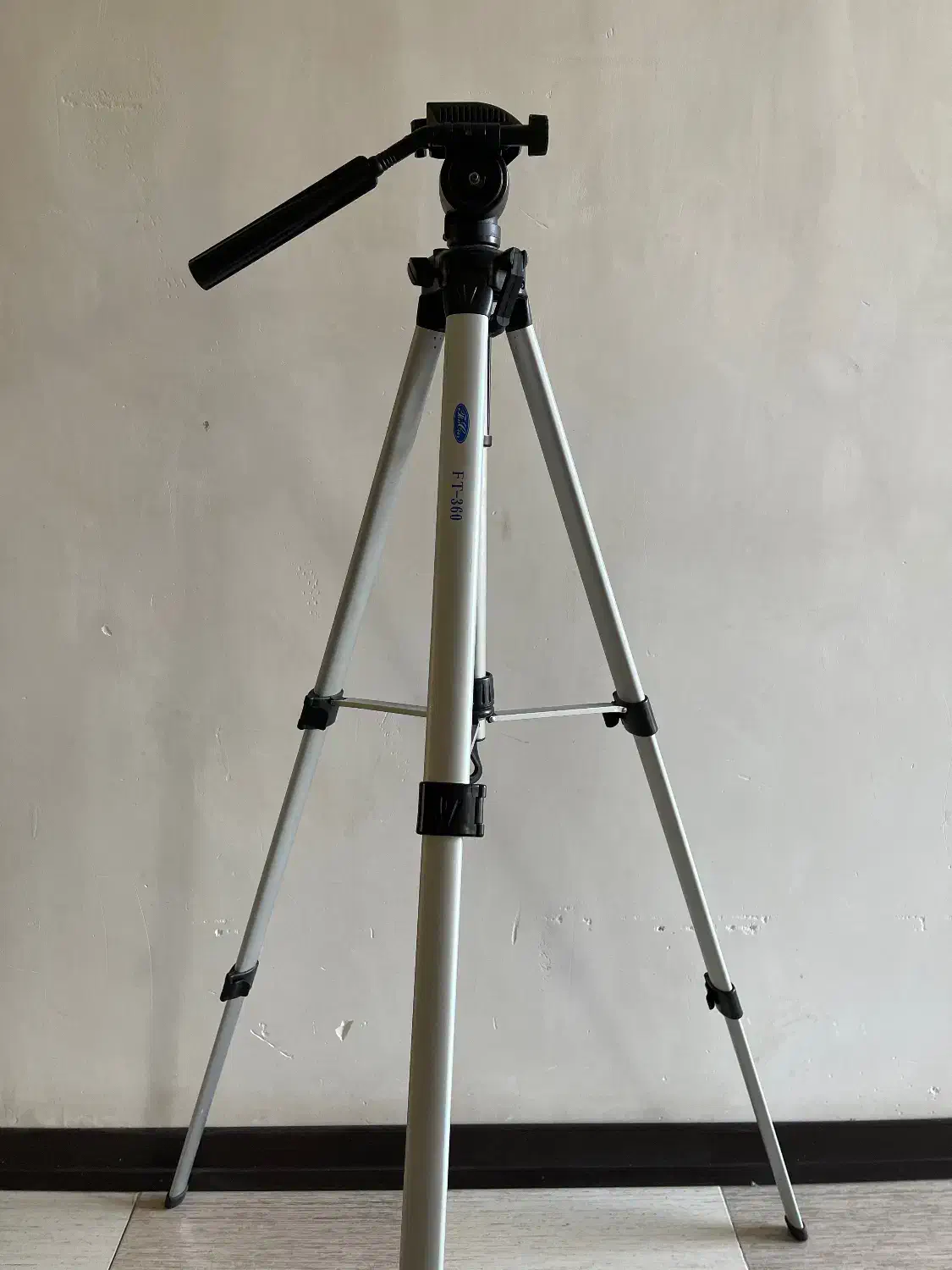 پایه دوربین عکاسی|دوربین عکاسی و فیلمبرداری|شیراز, فخرآباد (دروازه کازرون)|دیوار