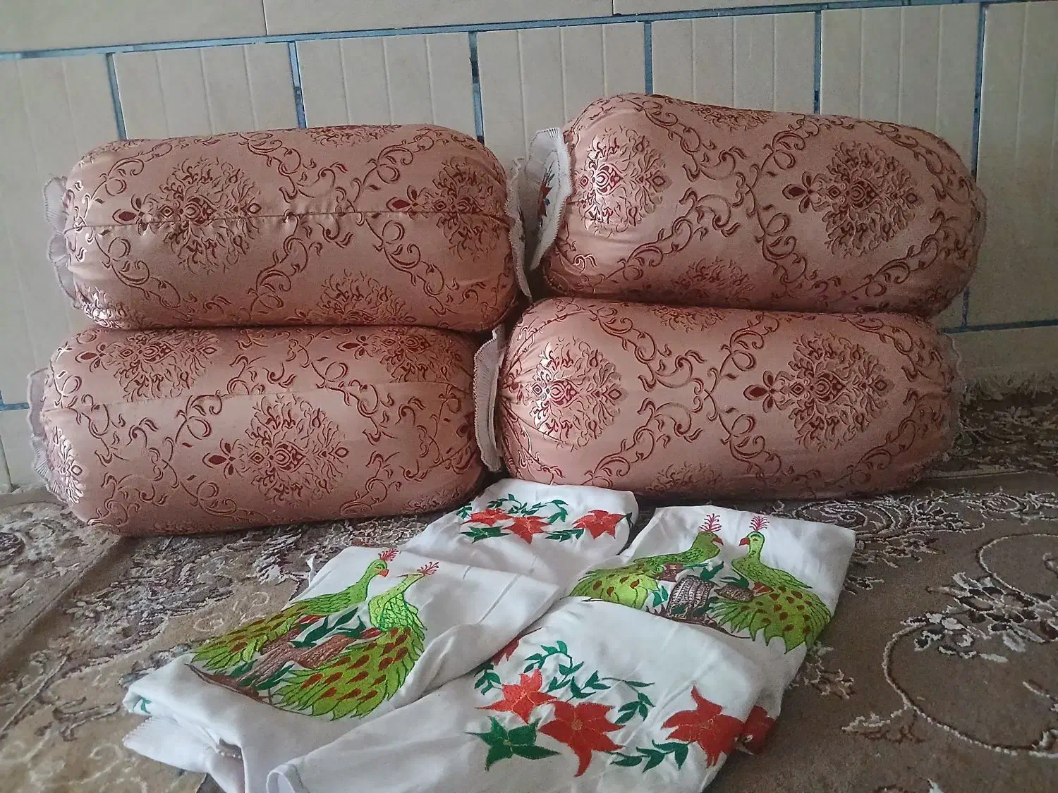 بالشت|رختخواب، بالش، پتو|فلارد, |دیوار