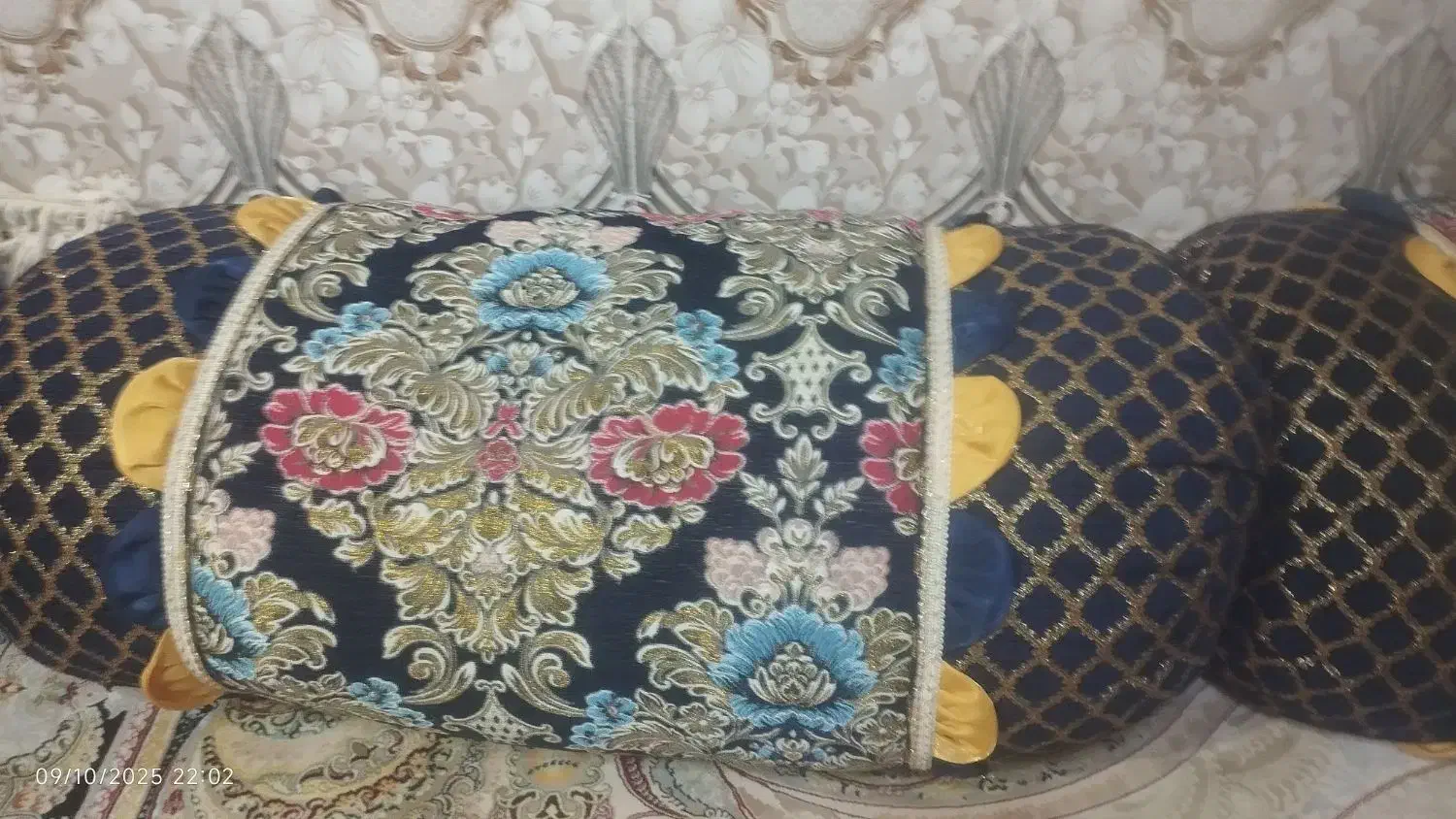 بالشت لوله ای بزرگ تمیز و قشنگ الکی مزاحم نشوید|رختخواب، بالش، پتو|سراوان, |دیوار