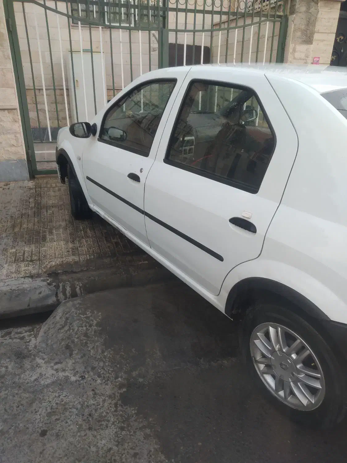 خودرو|خودرو سواری و وانت|اندیشه, اندیشه فاز ۳|دیوار