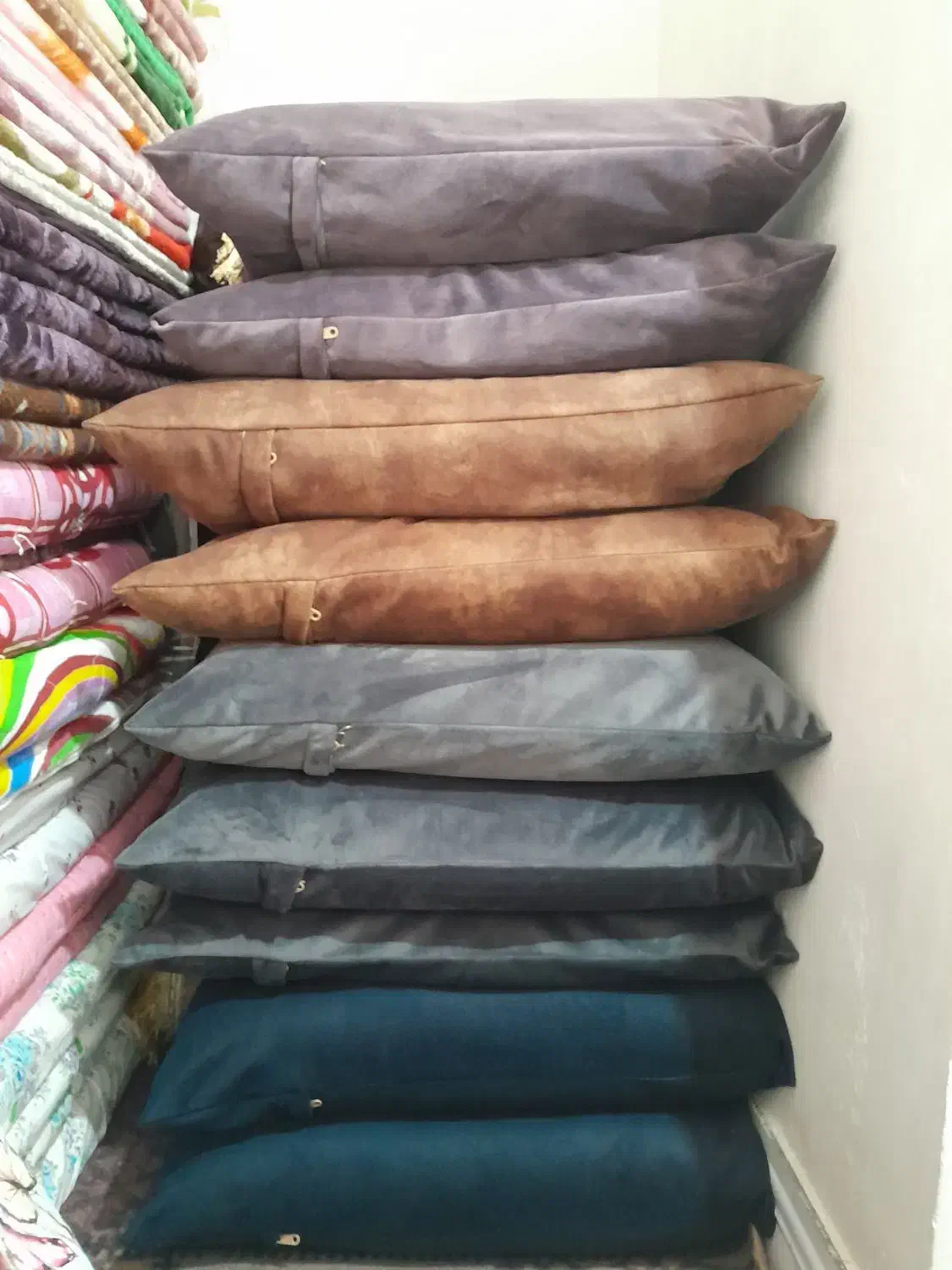 روبالشتی|رختخواب، بالش، پتو|صحنه, |دیوار