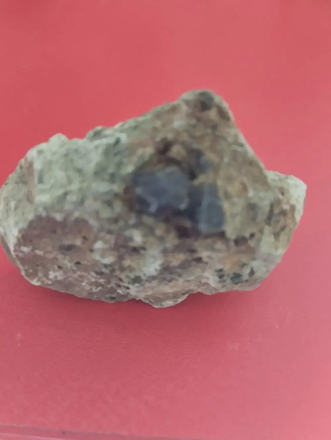 نگین گارنت دربستر سنگ|جواهرات|ساری, |دیوار