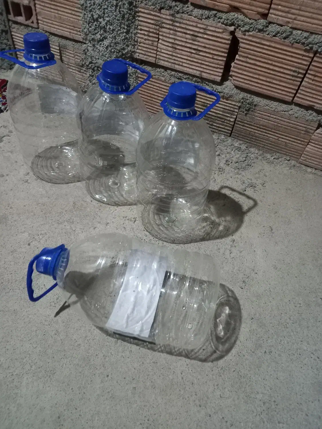 بطری پنچ لیتری خالی|ظروف نگهدارنده، پلاستیکی، یک‌بارمصرف|آق قلا, |دیوار