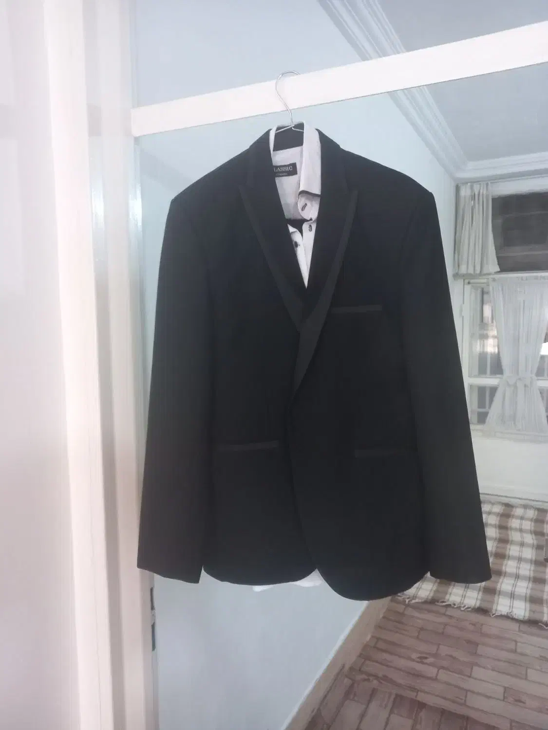 کت شلوار|لباس|میانه, |دیوار