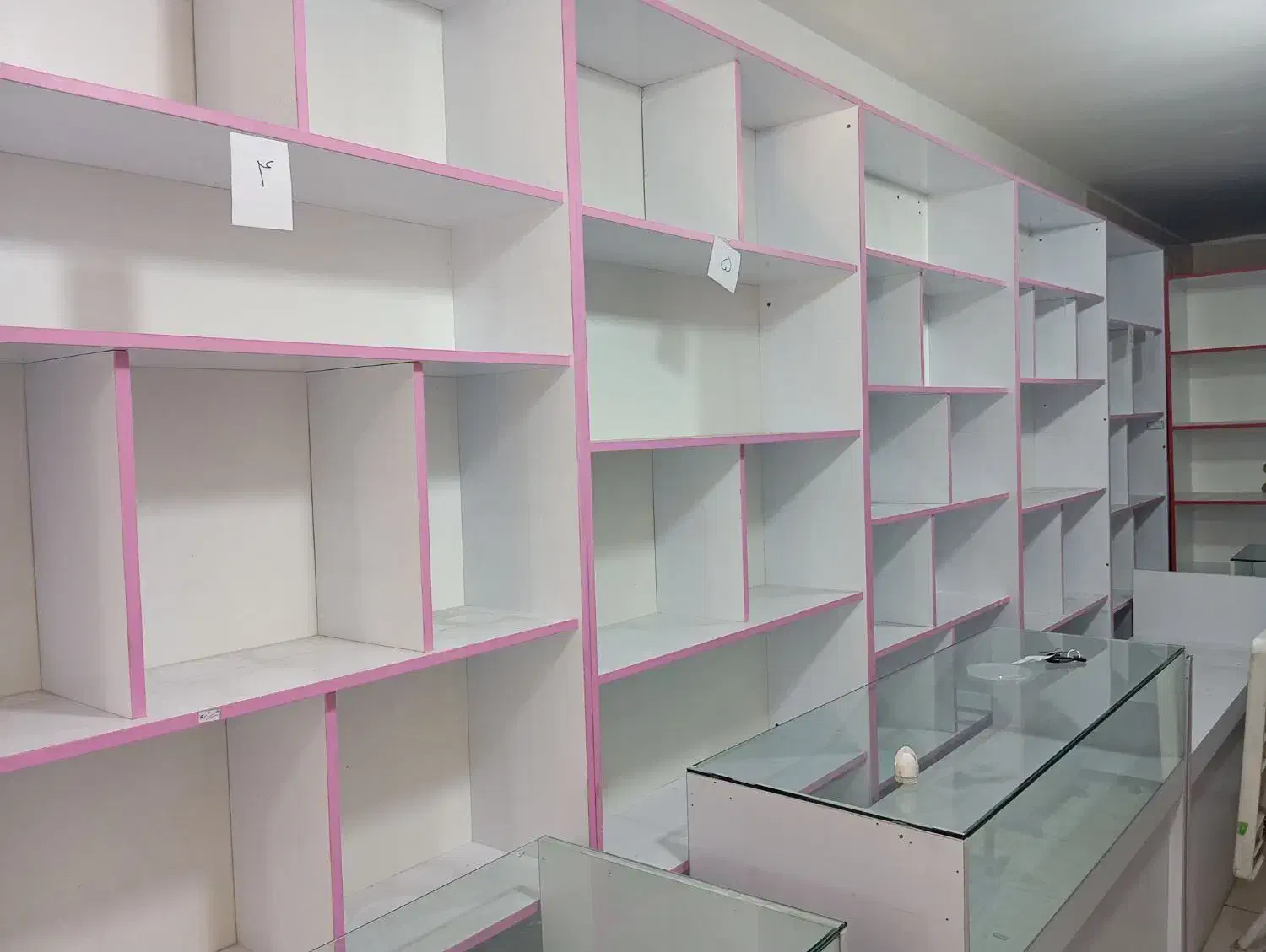 طبقه ام دی اف و۷عدد ویترین با8میل بدون خط و خش|کتابخانه، شلف، قفسههای دیواری|کاشان, قطب راوندی|دیوار