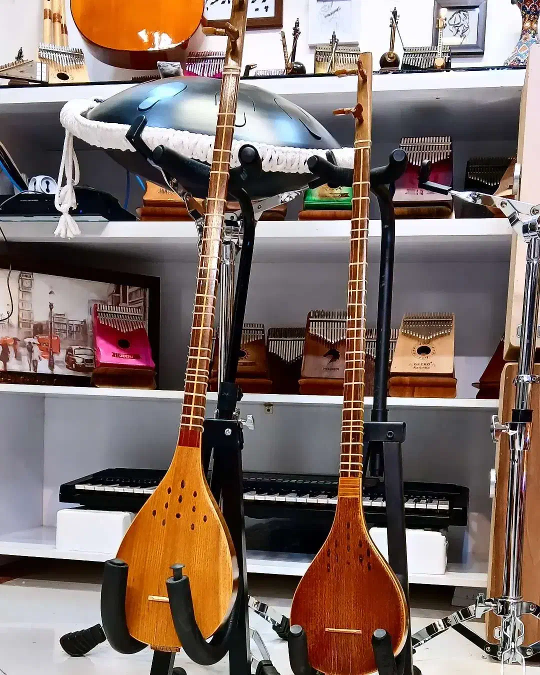 سه تار های کلیکسیونی رازقی|سازهای سنتی|قزوین, |دیوار