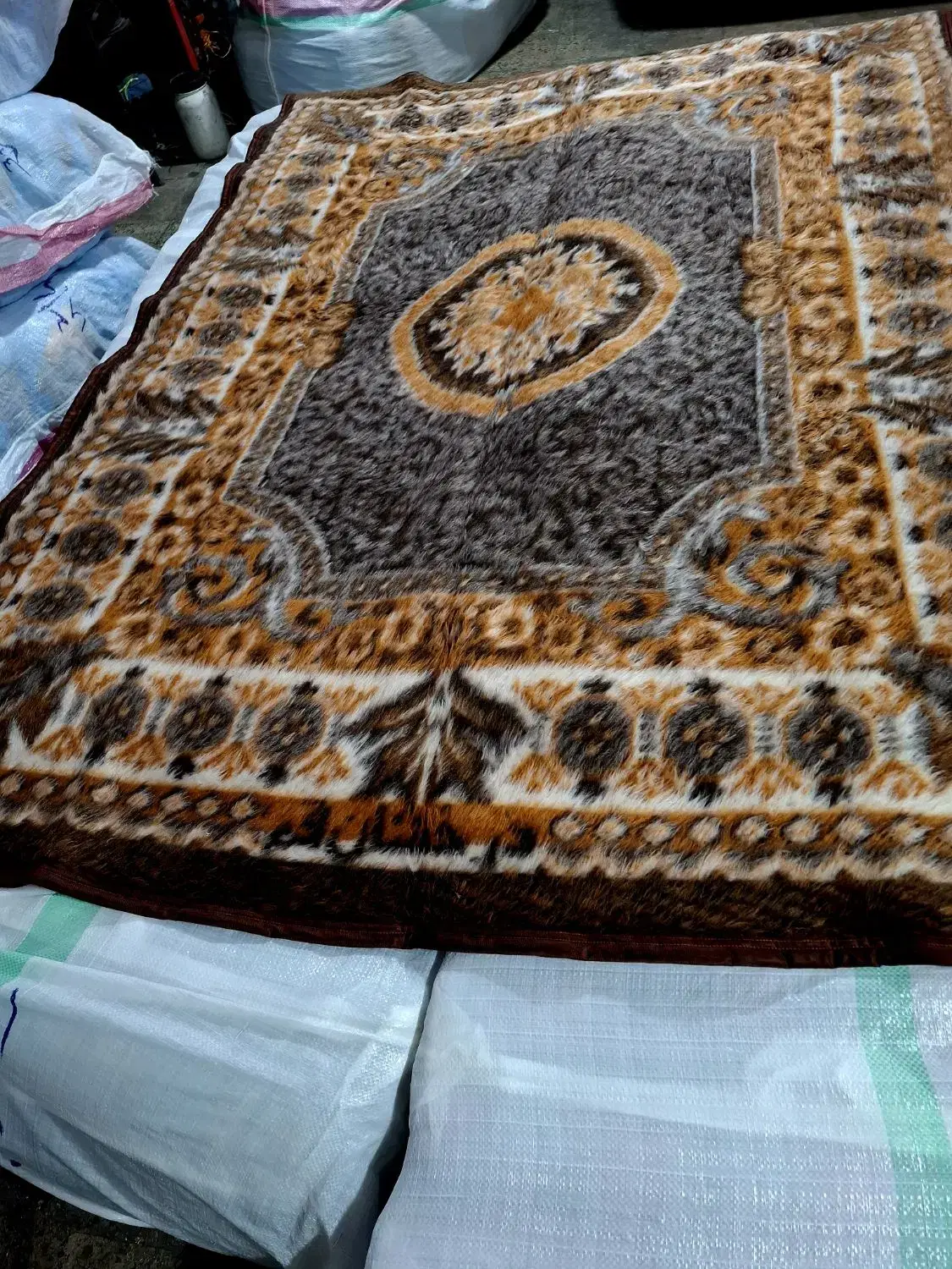 پتو برند سرا درخشان مدل قالیچه یکنفره زمستانی|رختخواب، بالش، پتو|تهران, شکوفه (عبدل آباد)|دیوار