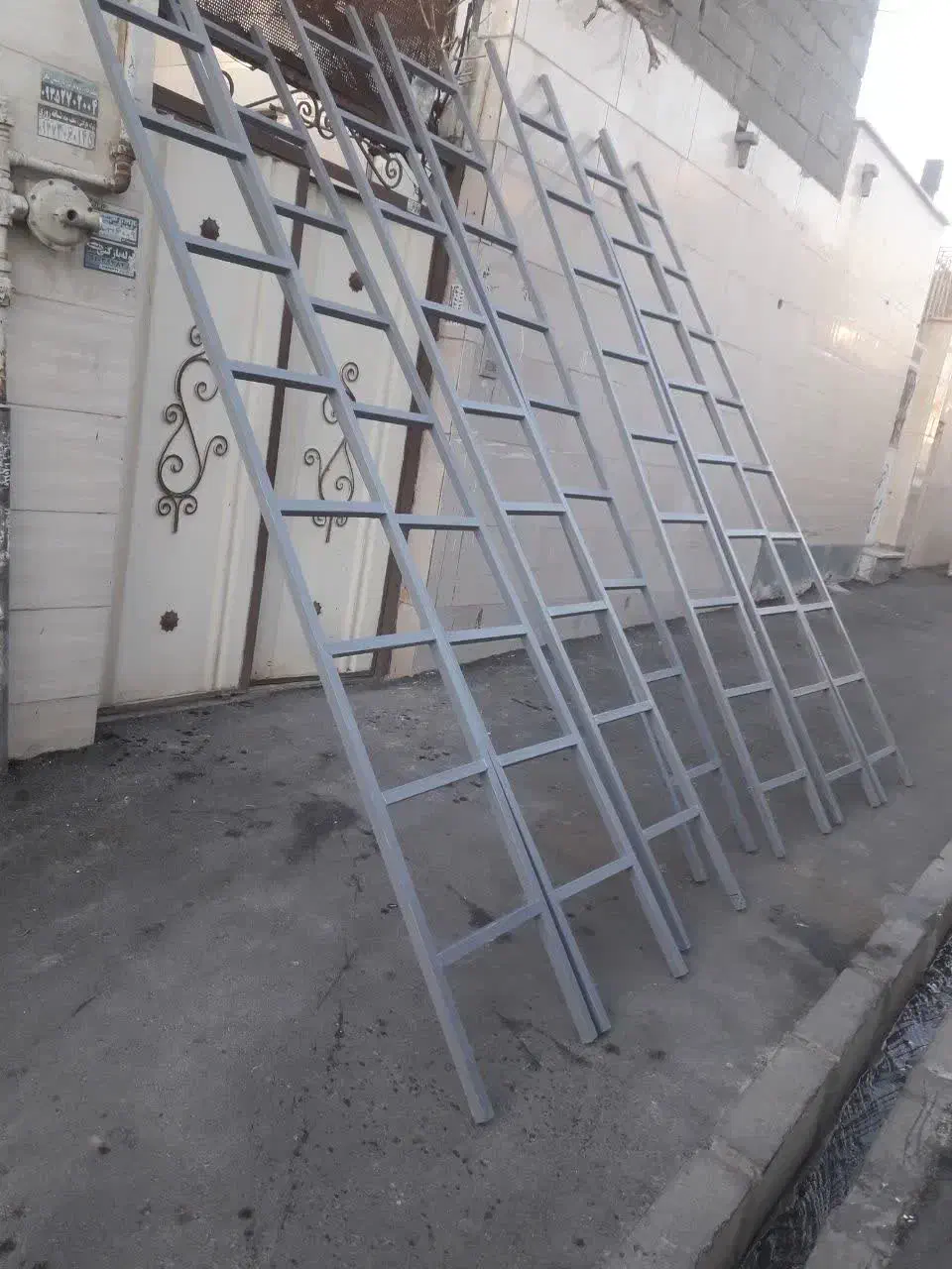 نردبان آهنی نو|ابزارآلات|رباط‌کریم, رباط‌کریم|دیوار