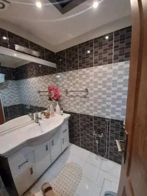 ۱۳۰متر ۳ خوابه غربی های فلکه سوم تهرانپارس