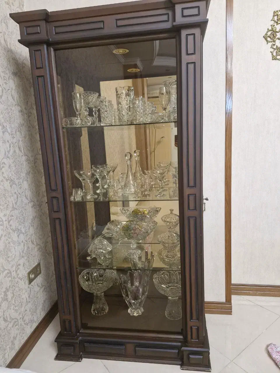 بوفه ۴ طبقه چوبی دارای آیینه و هالوژن|بوفه، ویترین، کنسول|تهران, مهران|دیوار