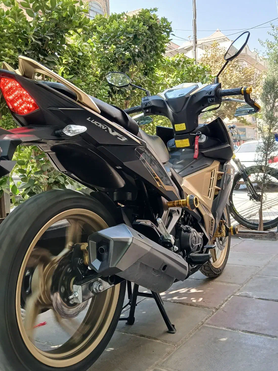 لاکی ۱۸۵ مدل ۴۰۳|موتورسیکلت|بهارستان, |دیوار