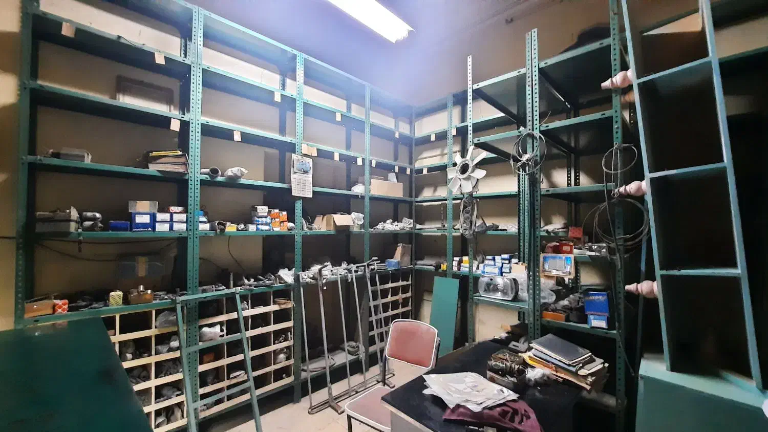 فروش ویترین و میزکار و قفسه های فلزی محکم|فروشگاه و مغازه|اهواز, ۳۰ متری|دیوار