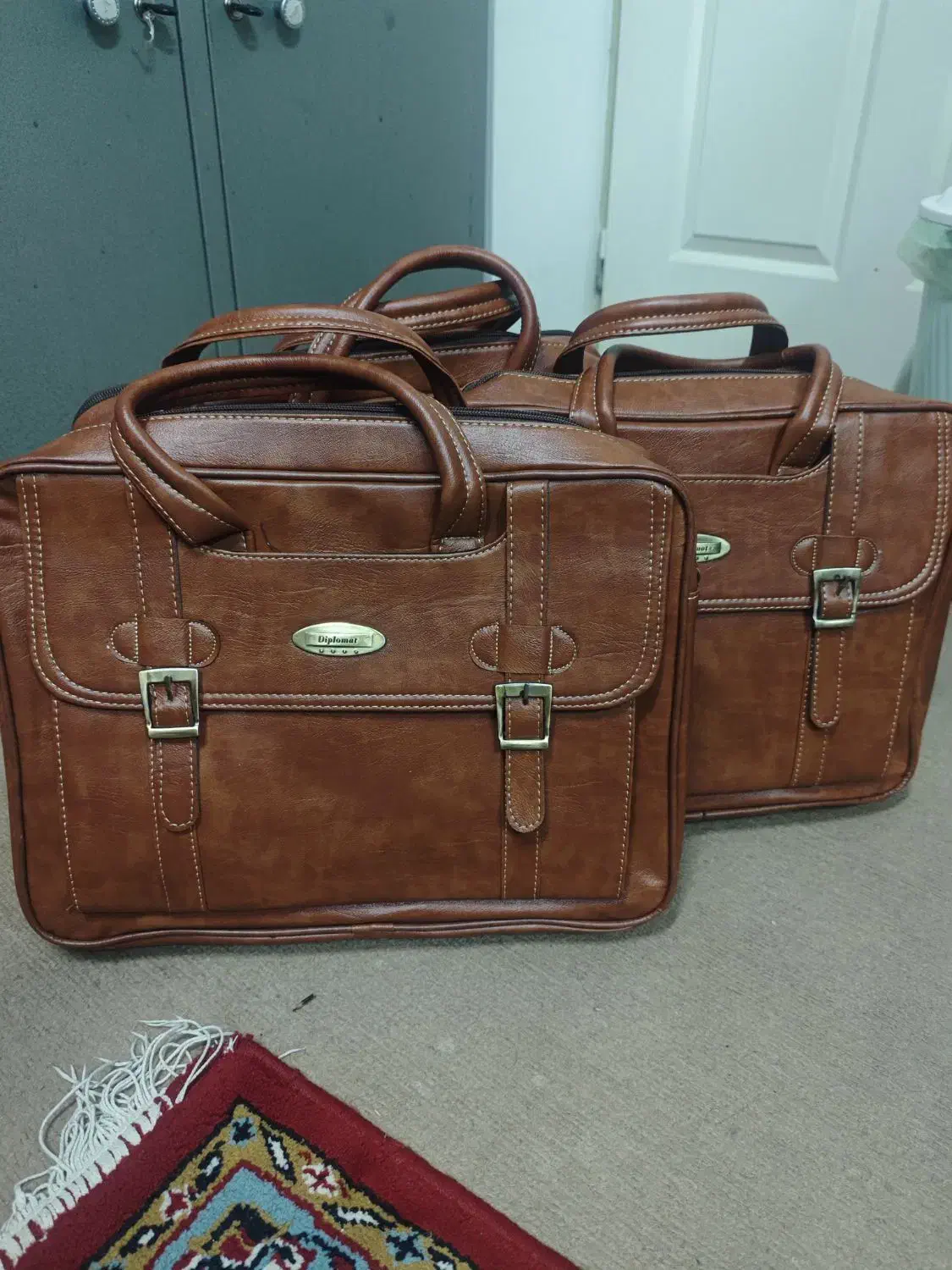 کیف دیپلمات|کیف، کفش، کمربند|نیشابور, گمنام غربی|دیوار