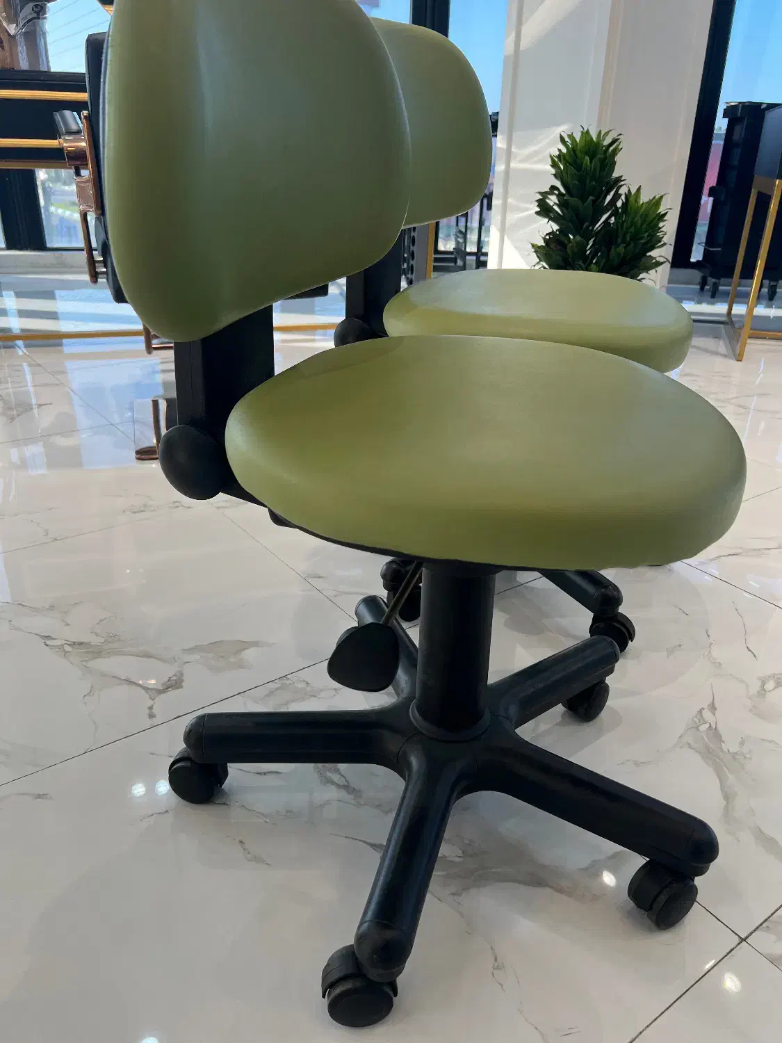 دو عدد صندلی تابوره استاد کار در حد نو|آرایشگاه و سالنهای زیبایی|چالوس, |دیوار