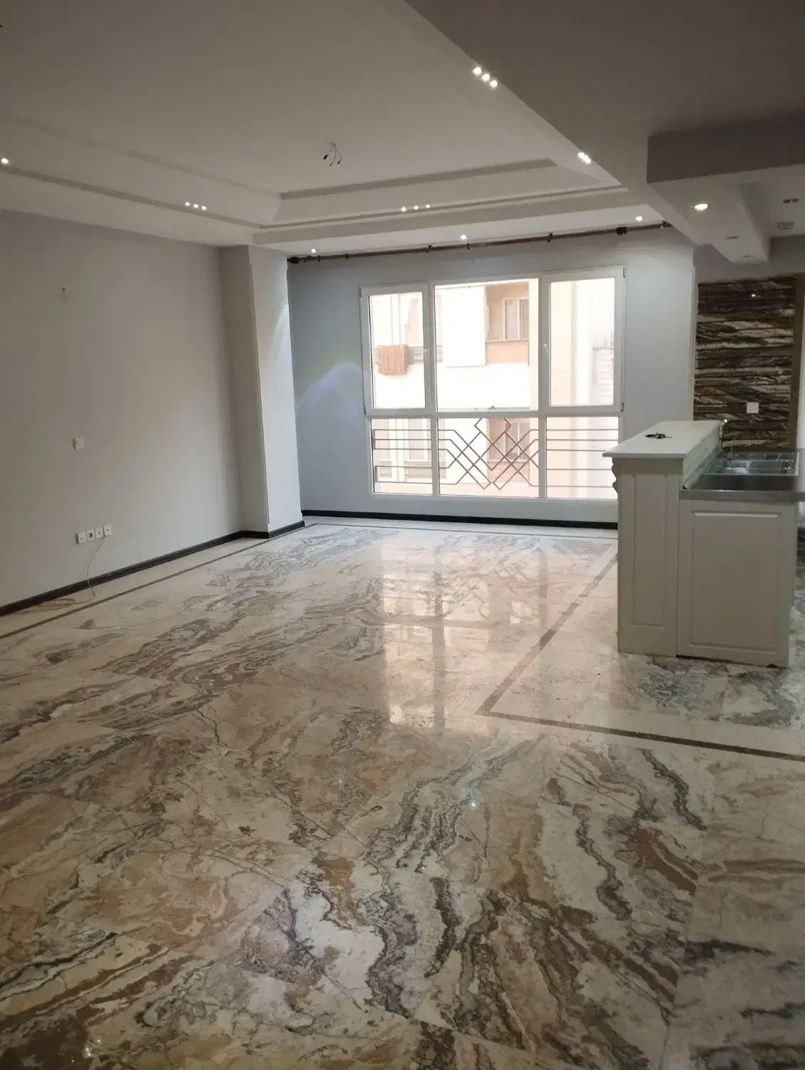 ۱۳۵متر فول چهارباغ شرقی تکواحدی ۴ ساله تخلیه