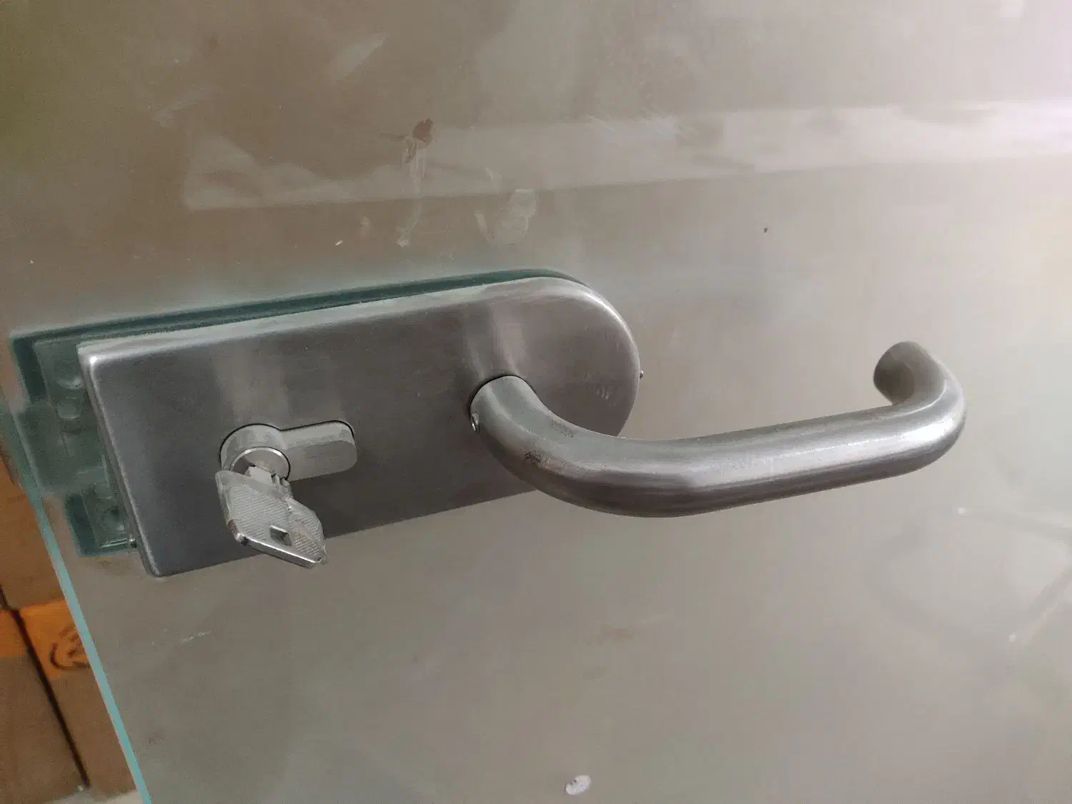 شیشه سکوریت مات یا یراق کامل|مصالح و تجهیزات ساختمان|تهران, بلوار کشاورز|دیوار