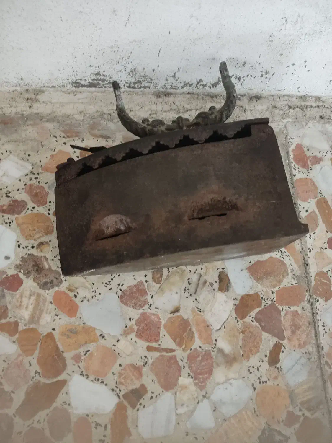 اتو ذغالی 100 ساله|کلکسیون اشیاء عتیقه|چالوس, |دیوار