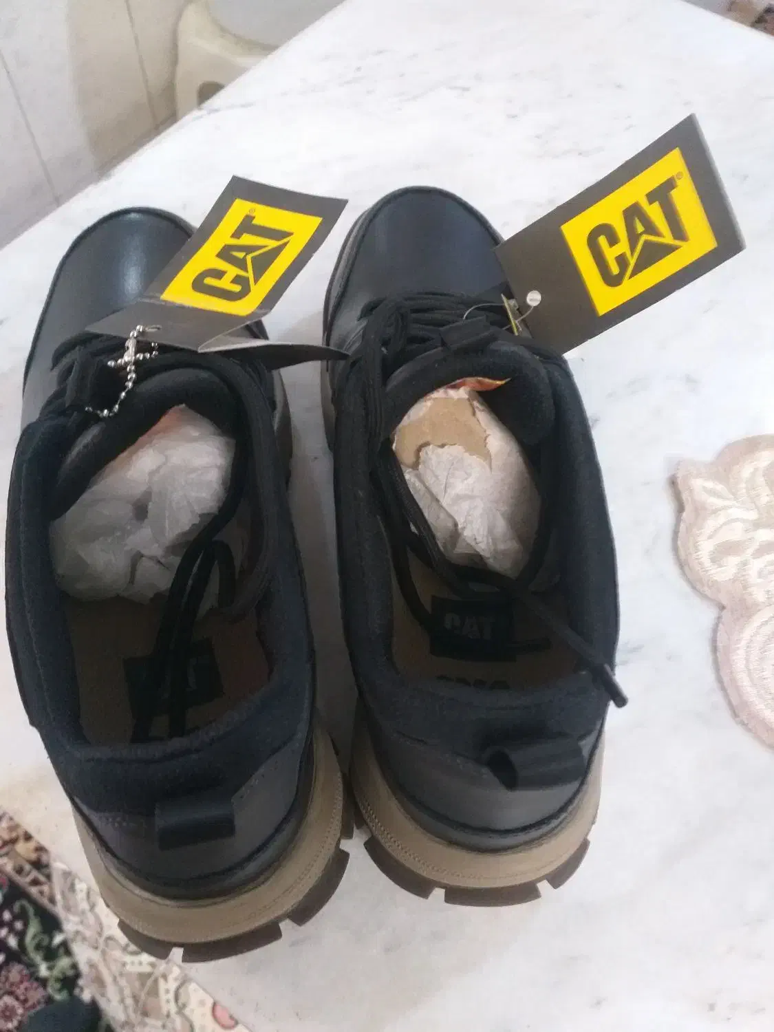 سلام دورود یه عدد کفش اسپرت خارجی اصل|کیف، کفش، کمربند|قم, سراجه (۱۵ خرداد)|دیوار