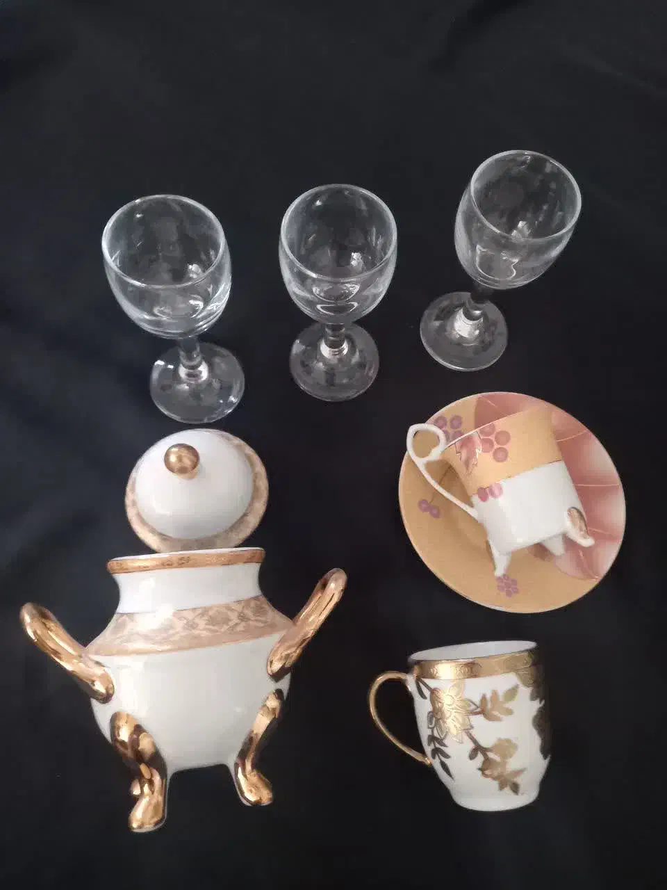 تعدادی ظروف بلور و چینی|ظروف سرو و پذیرایی|قم, نوبهار|دیوار